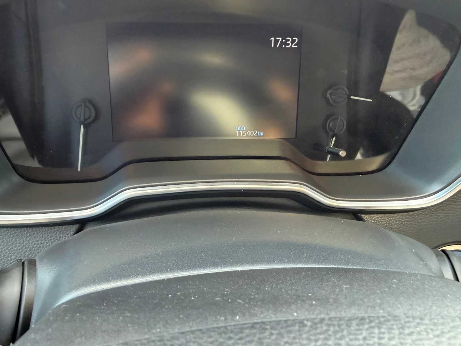 Toyota Corolla 1.8 Бензин-Хибрид, снимка 12 - Автомобили и джипове - 53800633