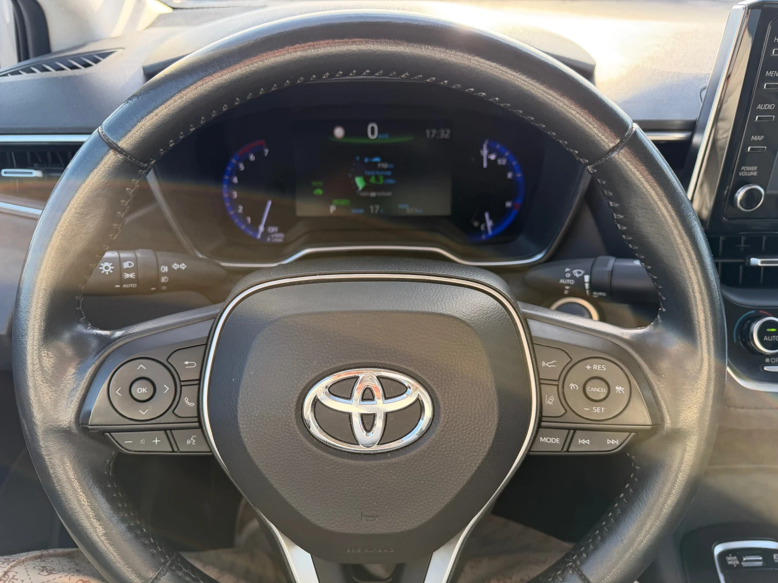 Toyota Corolla 1.8 Бензин-Хибрид, снимка 13 - Автомобили и джипове - 53800633