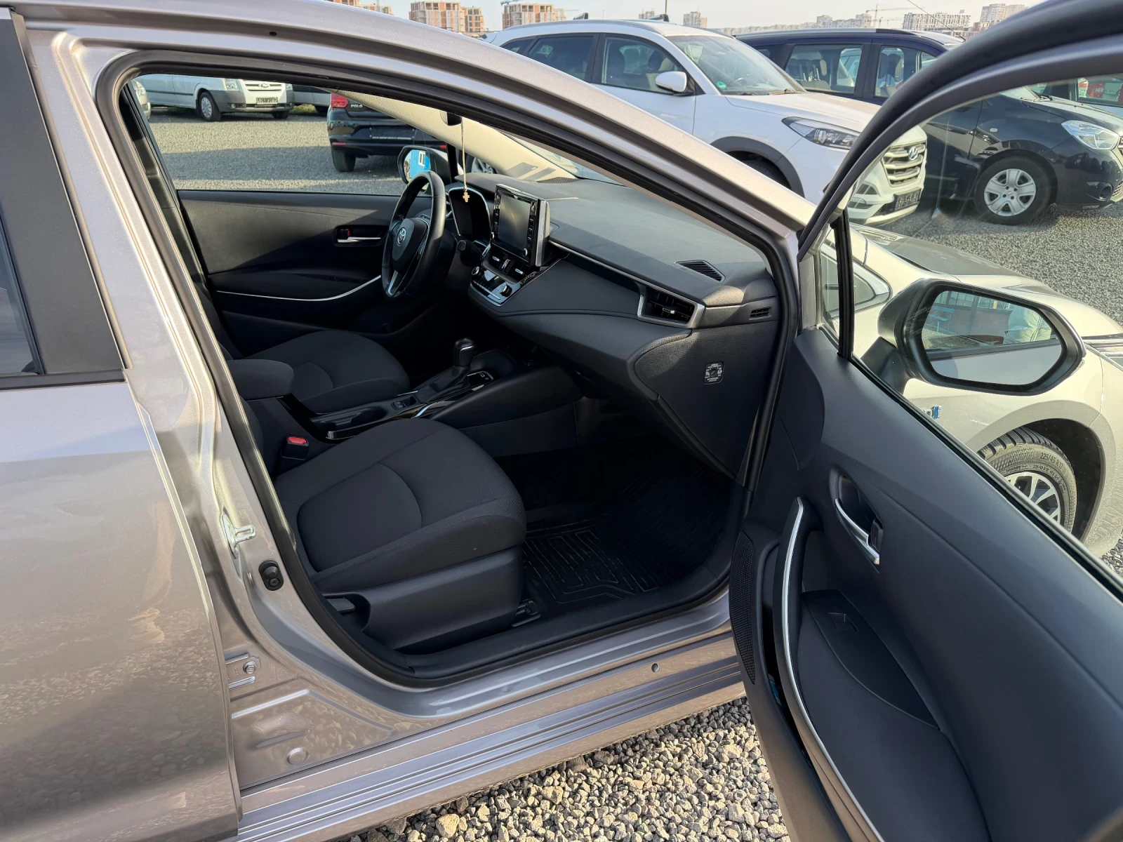 Toyota Corolla 1.8 Бензин-Хибрид, снимка 9 - Автомобили и джипове - 53800633