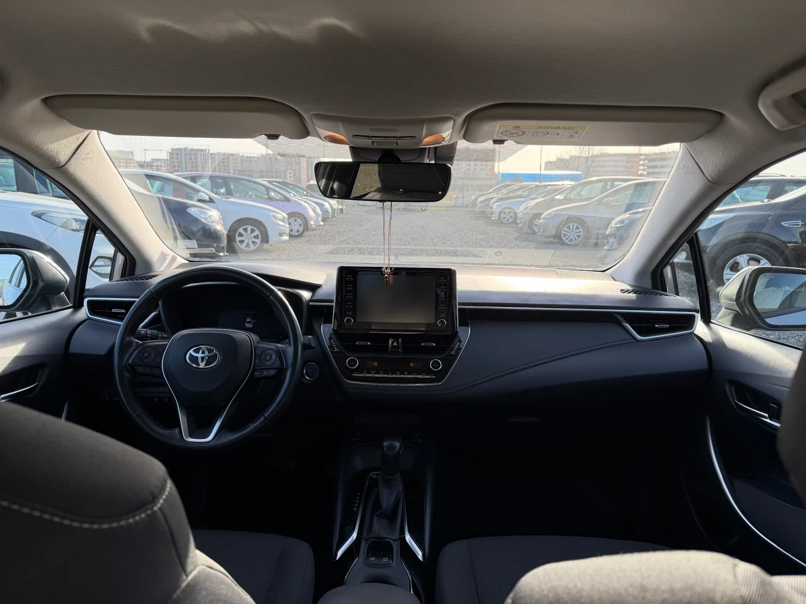 Toyota Corolla 1.8 Бензин-Хибрид, снимка 11 - Автомобили и джипове - 53800633