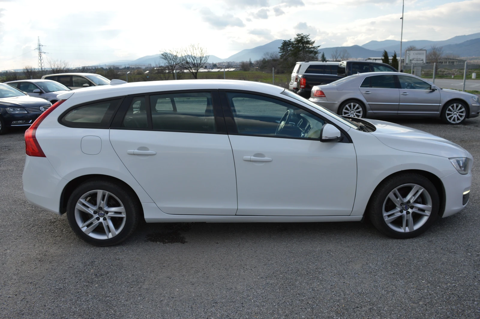 Volvo V60 2.0D3-FACE-AVTOMAT, снимка 4 - Автомобили и джипове - 54091910