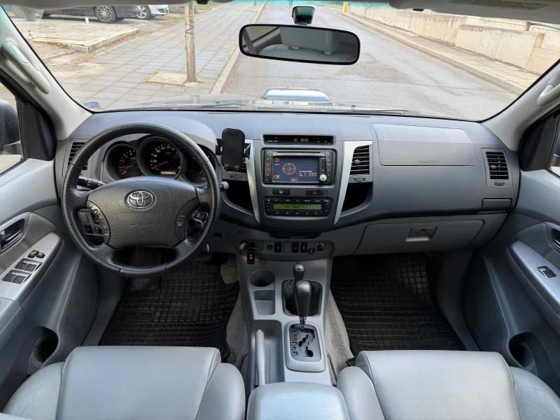 Toyota Hilux 3.0 Auto с история, снимка 5 - Автомобили и джипове - 53001091