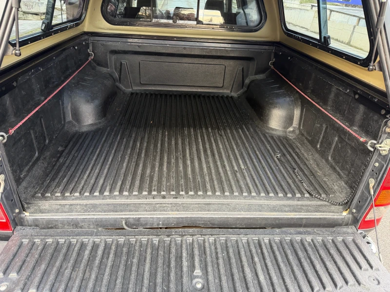 Toyota Hilux 3.0 Auto с история, снимка 11 - Автомобили и джипове - 53001091