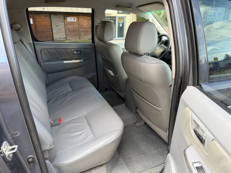 Toyota Hilux 3.0 Auto с история, снимка 10 - Автомобили и джипове - 53001091