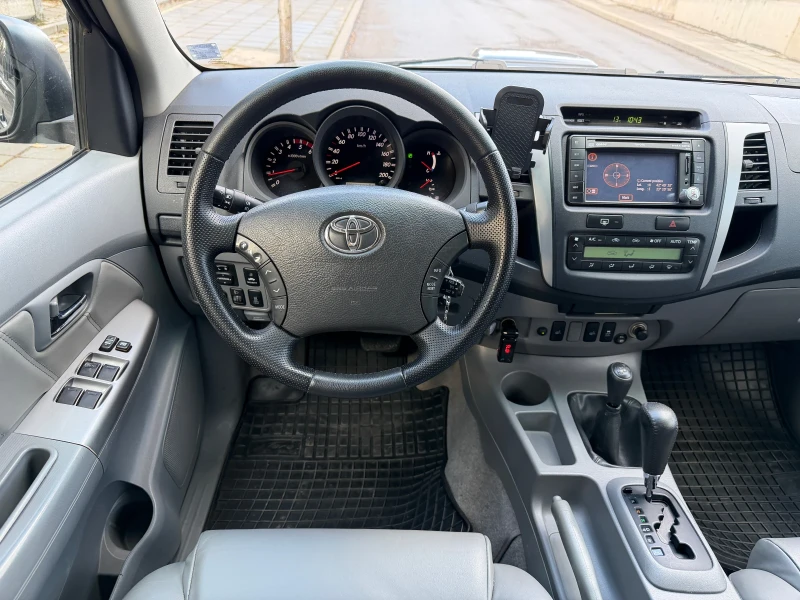 Toyota Hilux 3.0 Auto с история, снимка 6 - Автомобили и джипове - 53001091