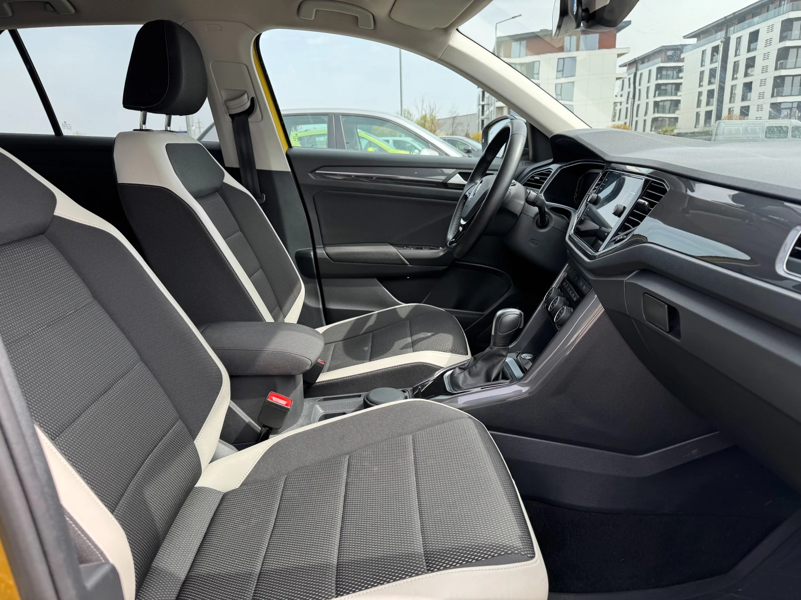 VW T-Roc, снимка 11 - Автомобили и джипове - 54221674