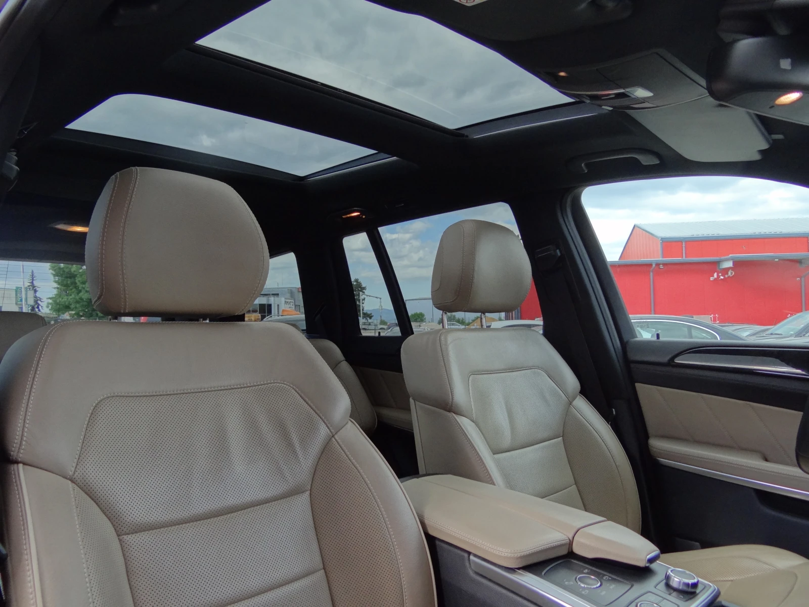 Mercedes-Benz GL 350 Bluetec /4matic/Auto/Koja/Navi/Distronic/Panorama/, снимка 11 - Автомобили и джипове - 54751544
