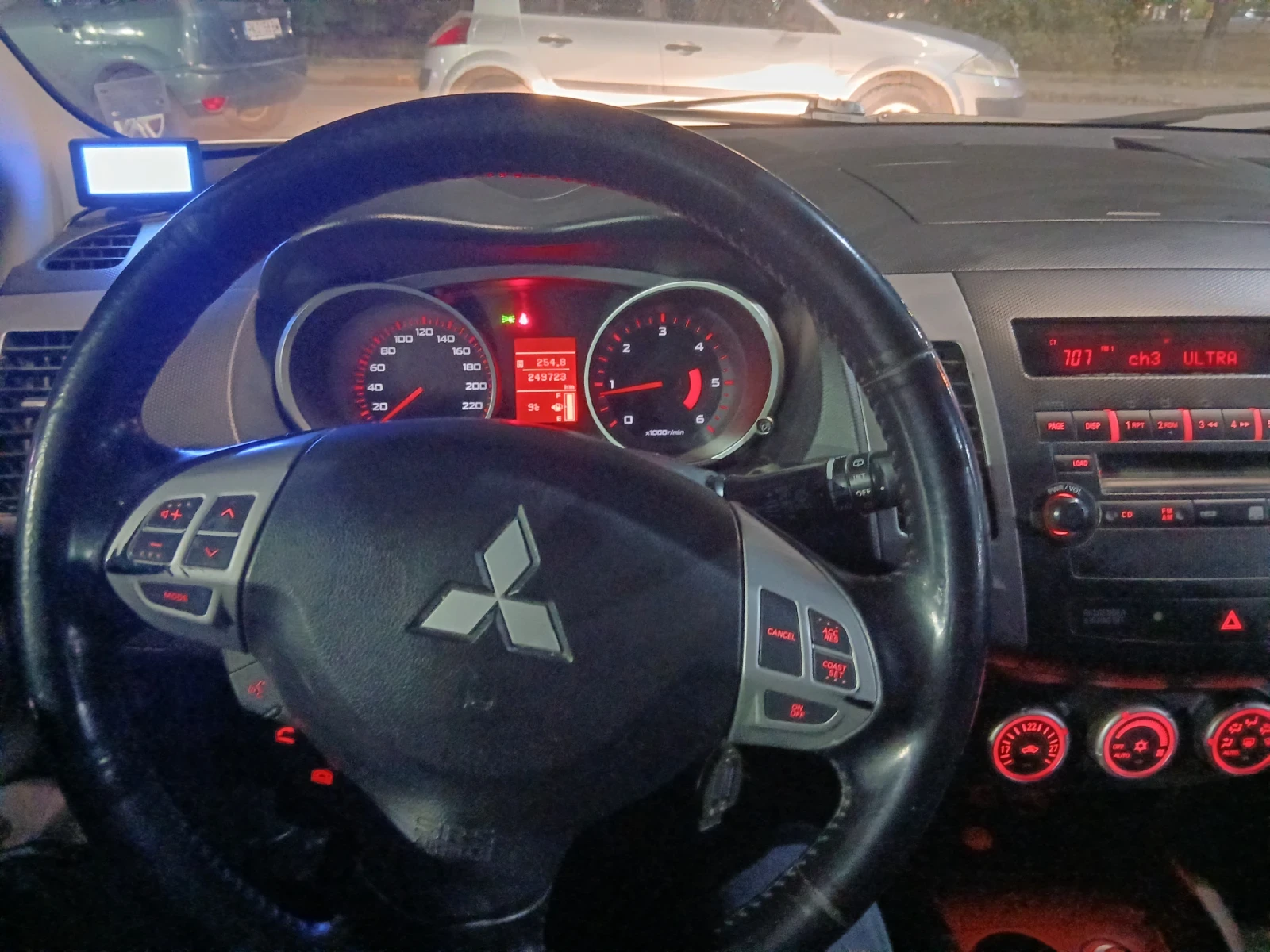 Mitsubishi Outlander, снимка 11 - Автомобили и джипове - 56581159