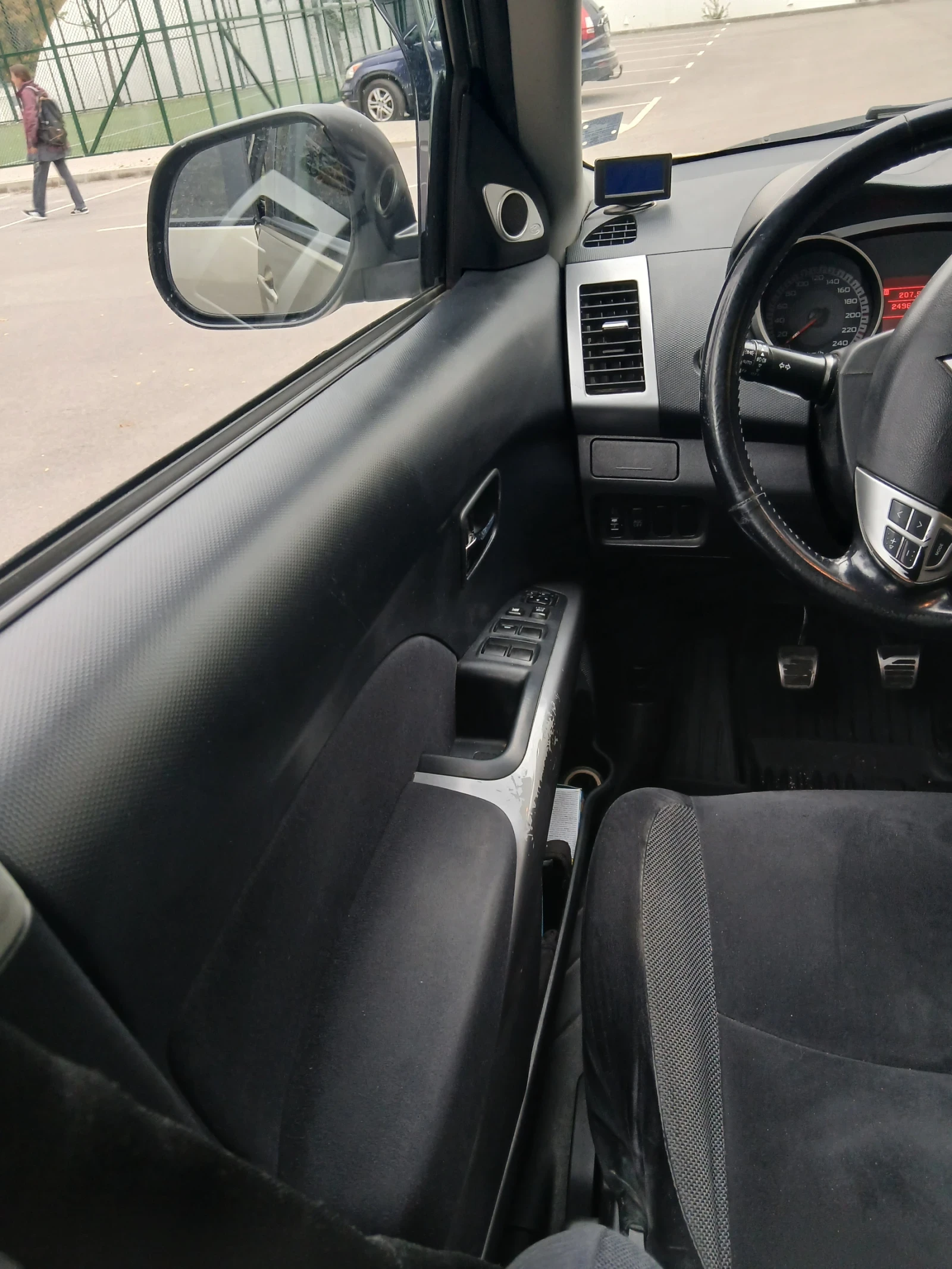Mitsubishi Outlander, снимка 10 - Автомобили и джипове - 56581159