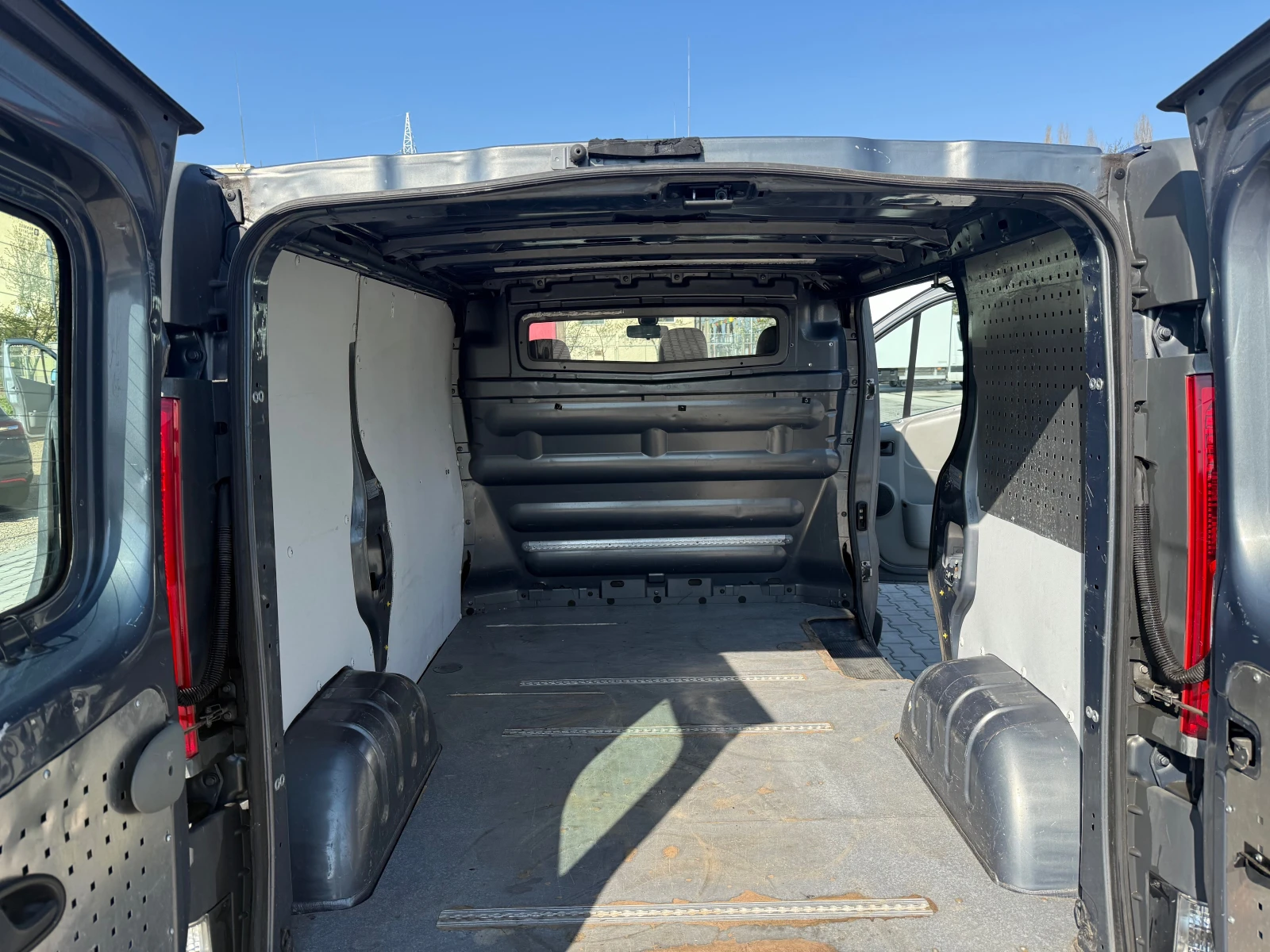 Opel Vivaro 2.0* 115КС* КЛИМАТИК* ТЕМПОМАТ*  - изображение 10