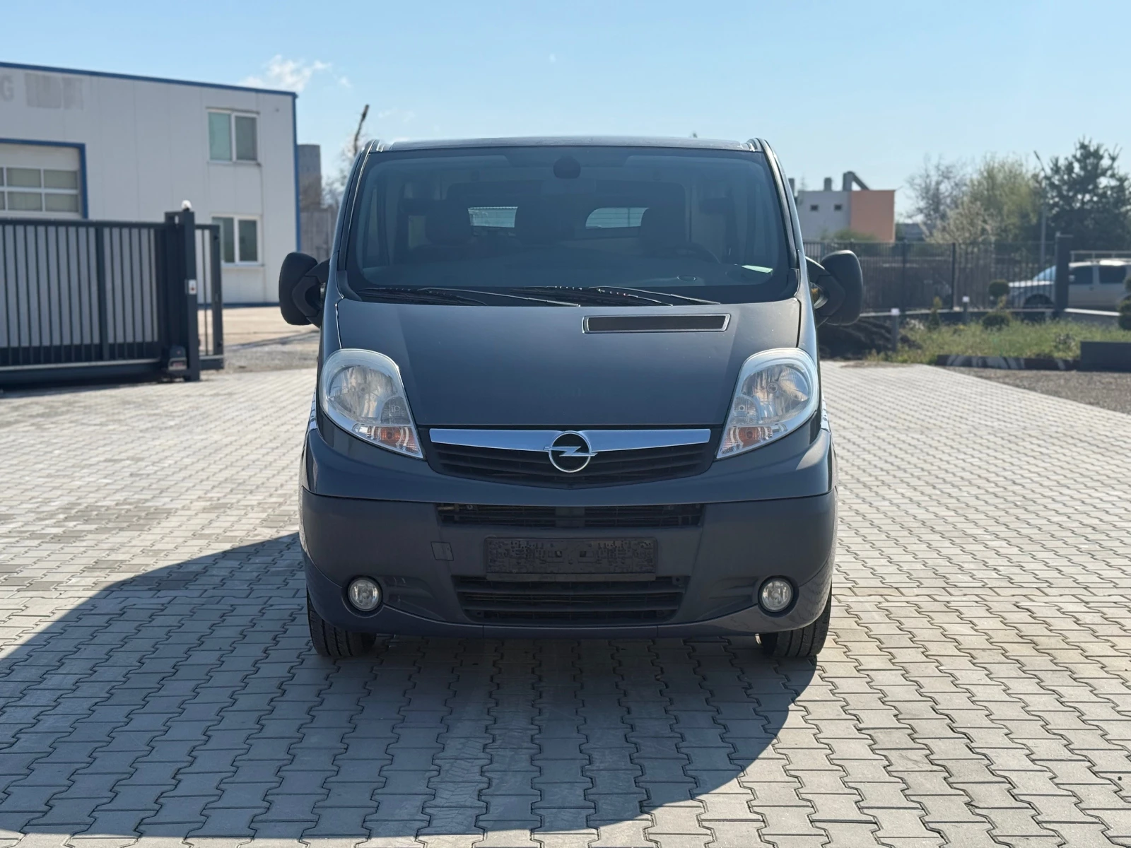 Opel Vivaro 2.0* 115КС* КЛИМАТИК* ТЕМПОМАТ*  - изображение 2