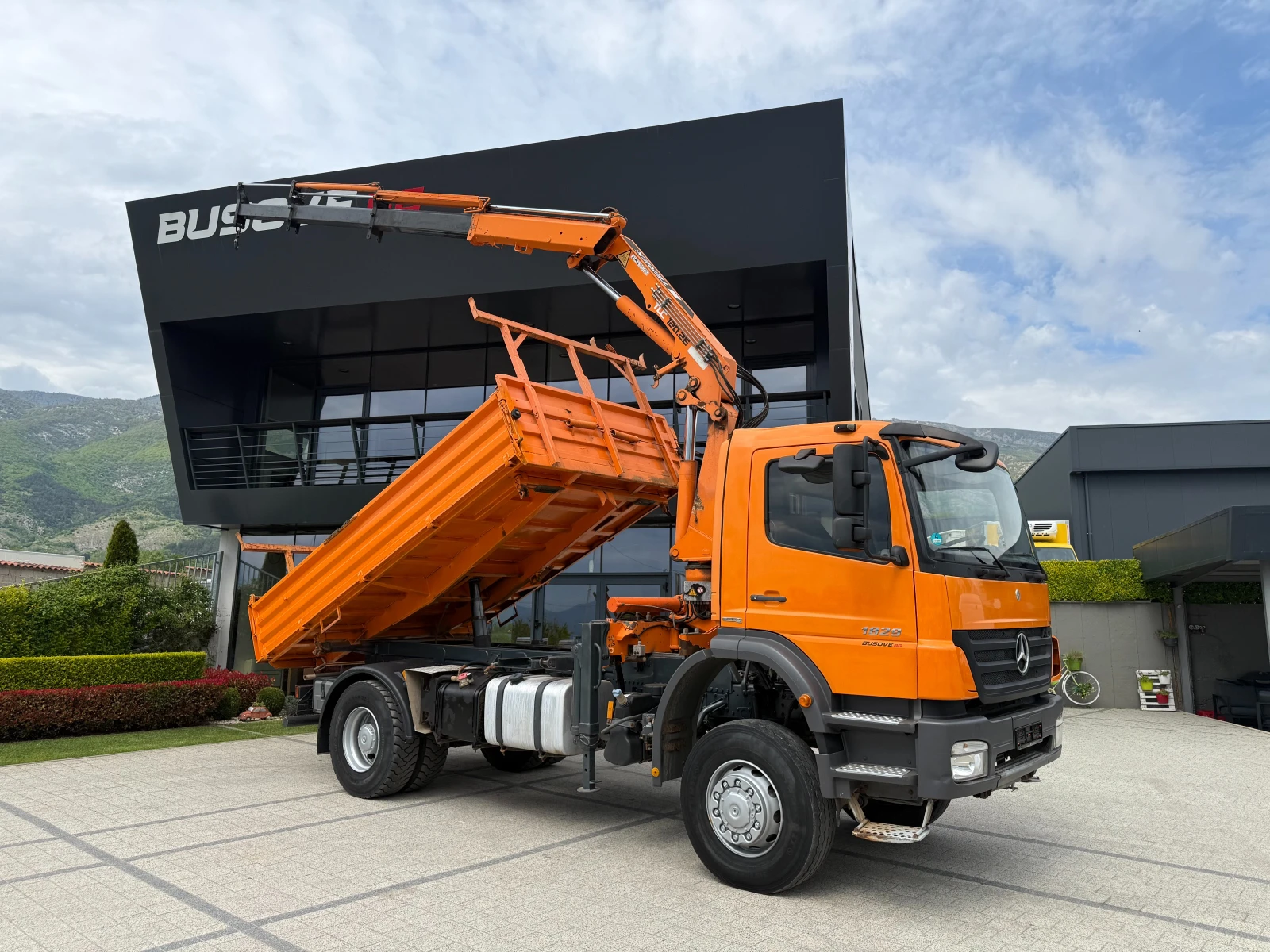 Mercedes-Benz Actros Axor 1829 Bluetec5 4x4 Самосвал с кран 