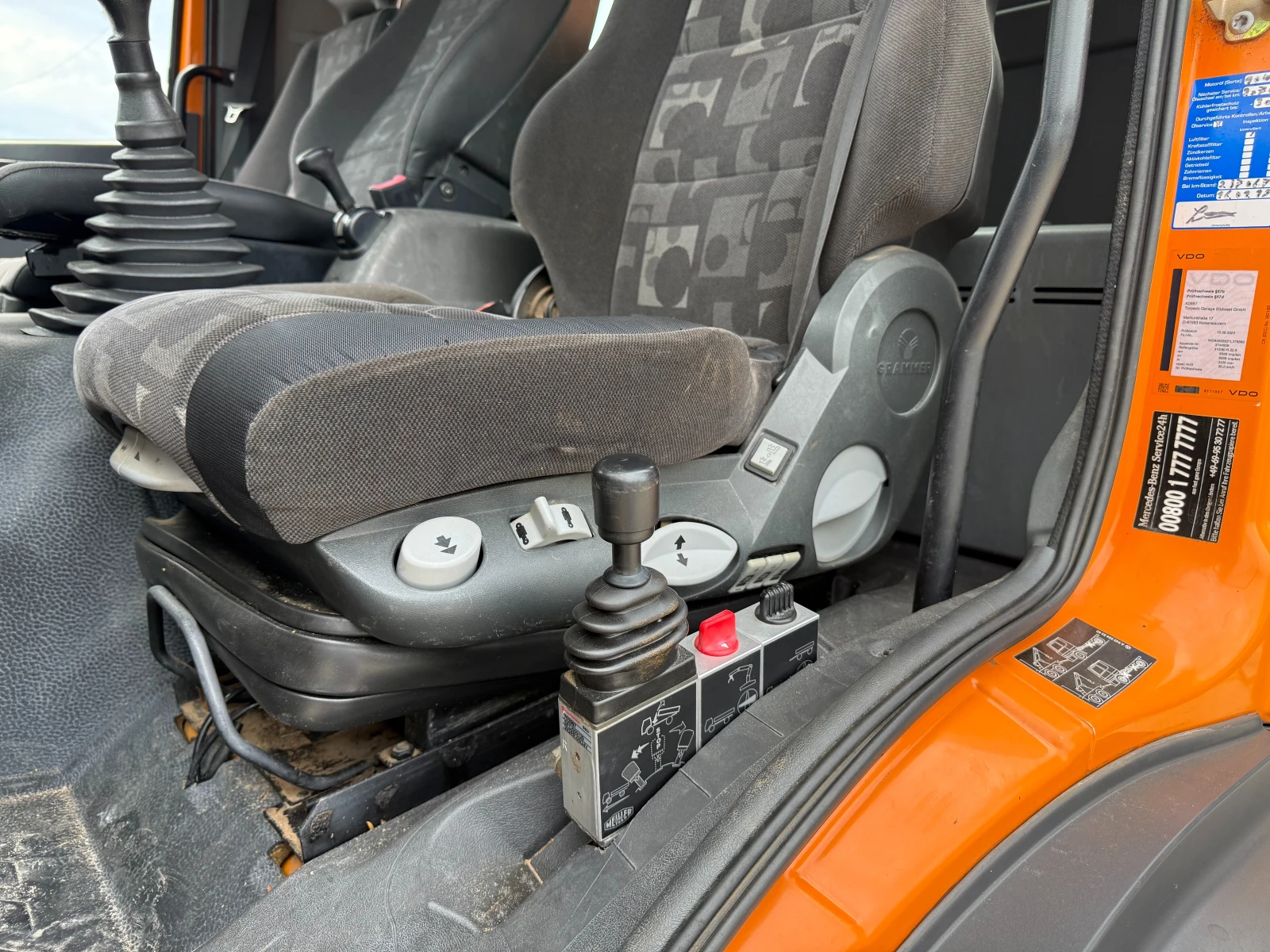 Mercedes-Benz Actros Axor 1829 Bluetec5 4x4 Самосвал с кран , снимка 12 - Камиони - 54456982
