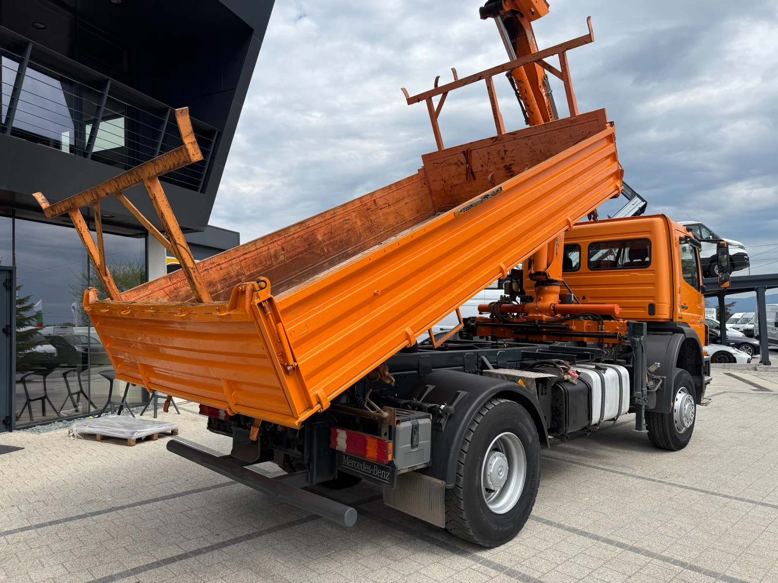 Mercedes-Benz Actros Axor 1829 Bluetec5 4x4 Самосвал с кран , снимка 7 - Камиони - 54456982