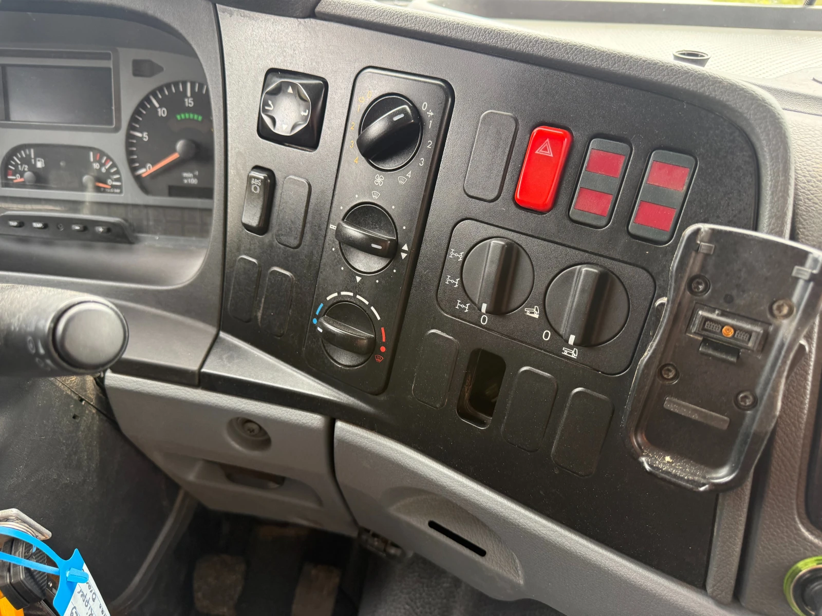 Mercedes-Benz Actros Axor 1829 Bluetec5 4x4 Самосвал с кран , снимка 11 - Камиони - 54456982