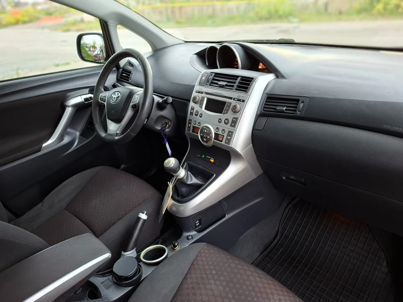 Toyota Verso 2.0D4d , снимка 10 - Автомобили и джипове - 52044058
