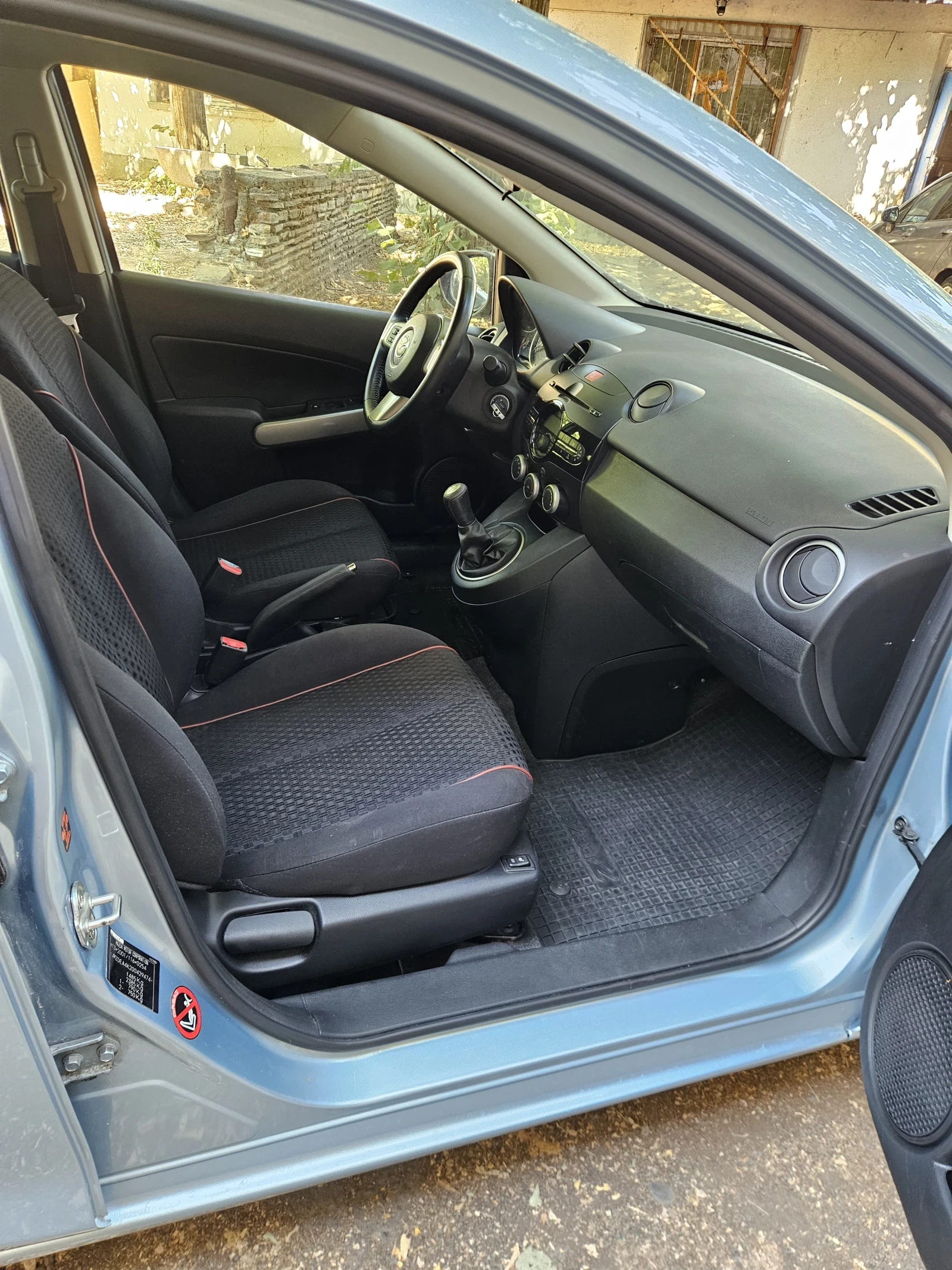 Mazda 2 1.3 i, снимка 9 - Автомобили и джипове - 55677951