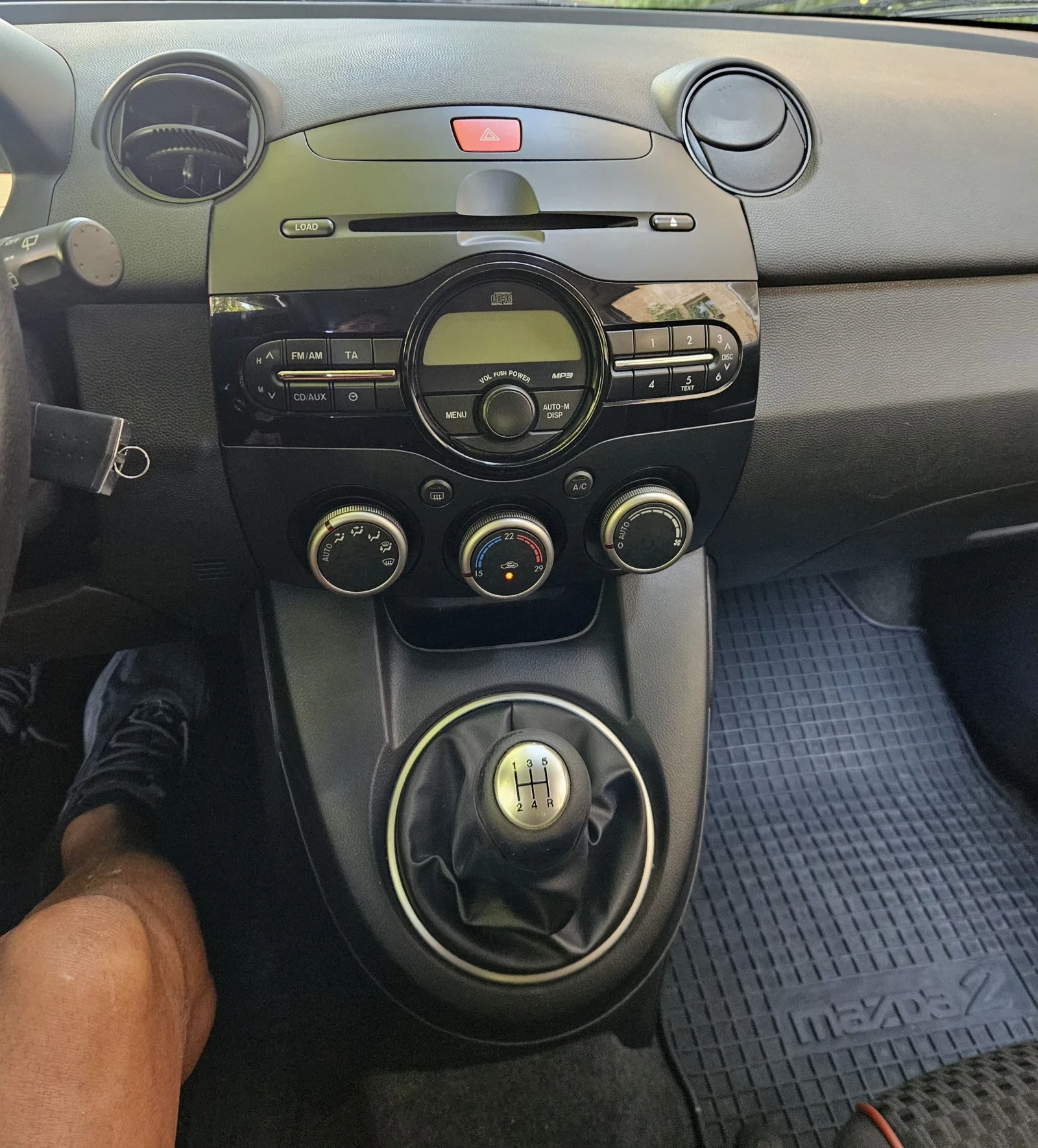 Mazda 2 1.3 i, снимка 10 - Автомобили и джипове - 55677951