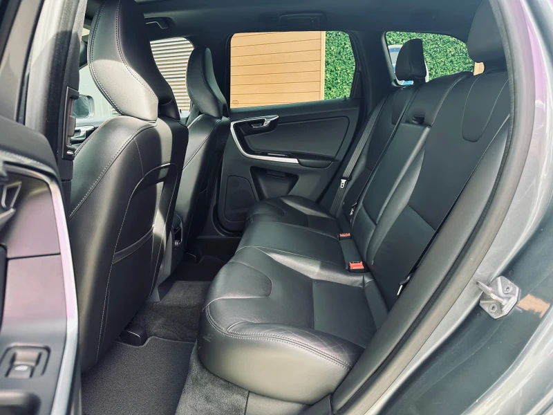 Volvo XC60 2.0 D4/Navi/Панорама/Камера, снимка 10 - Автомобили и джипове - 50180333