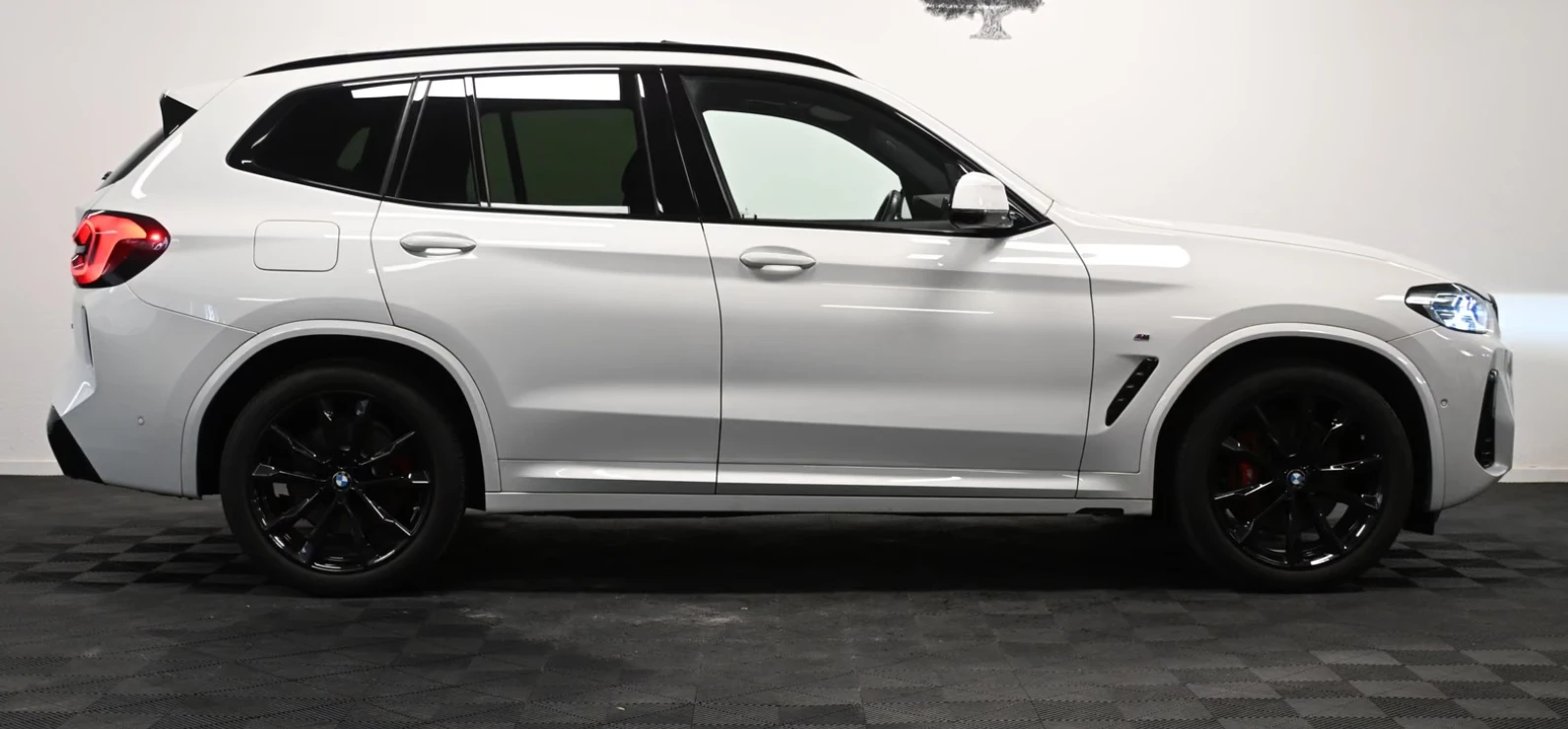 BMW X3 20i* XDRIVE* М-SPORT* LASER* PANO* H/K* 360* , снимка 2 - Автомобили и джипове - 56172749