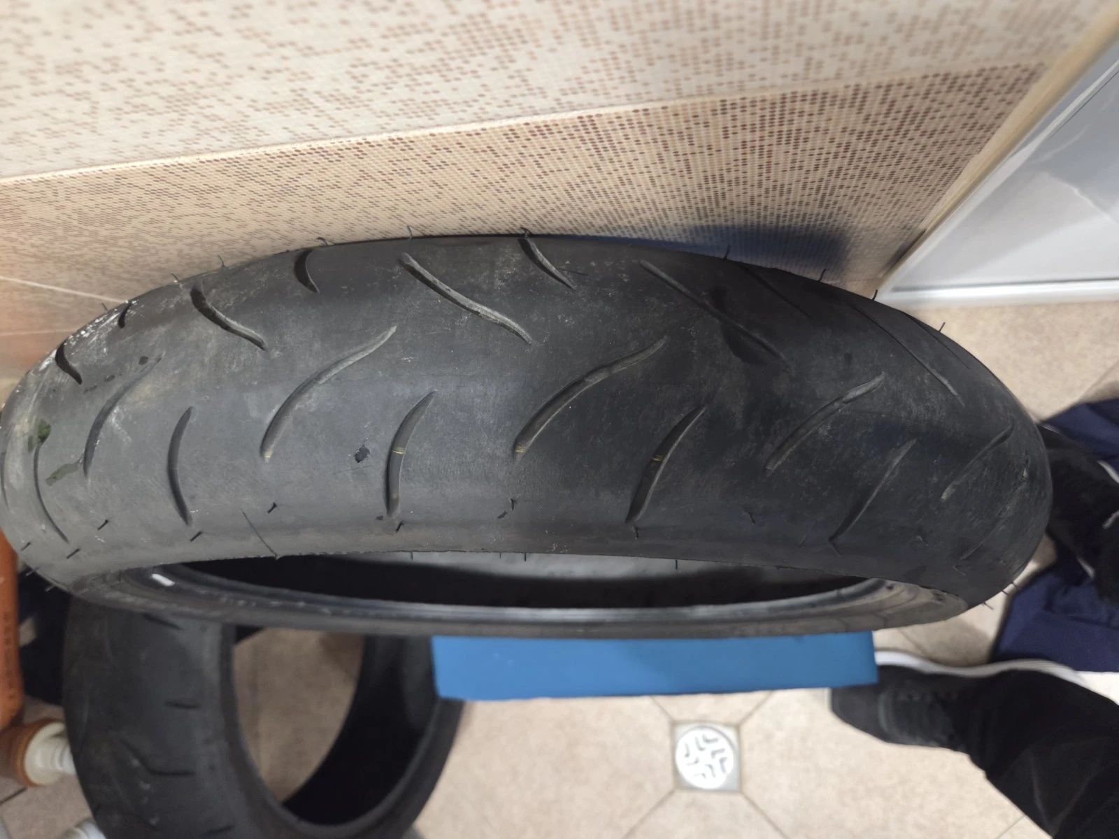 Гуми, снимка 2 - Гуми и джанти - 53724554