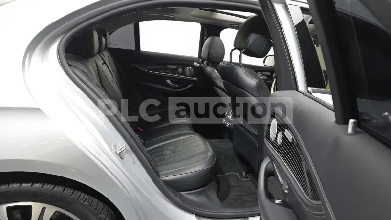 Mercedes-Benz E 400 Адаптивно окачване (ECS)* Адаптивен круиз контрол, снимка 12 - Автомобили и джипове - 54056515