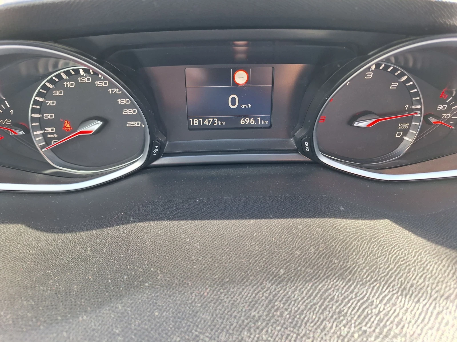 Peugeot 308 bluHDI 11 месец 2019г - изображение 8