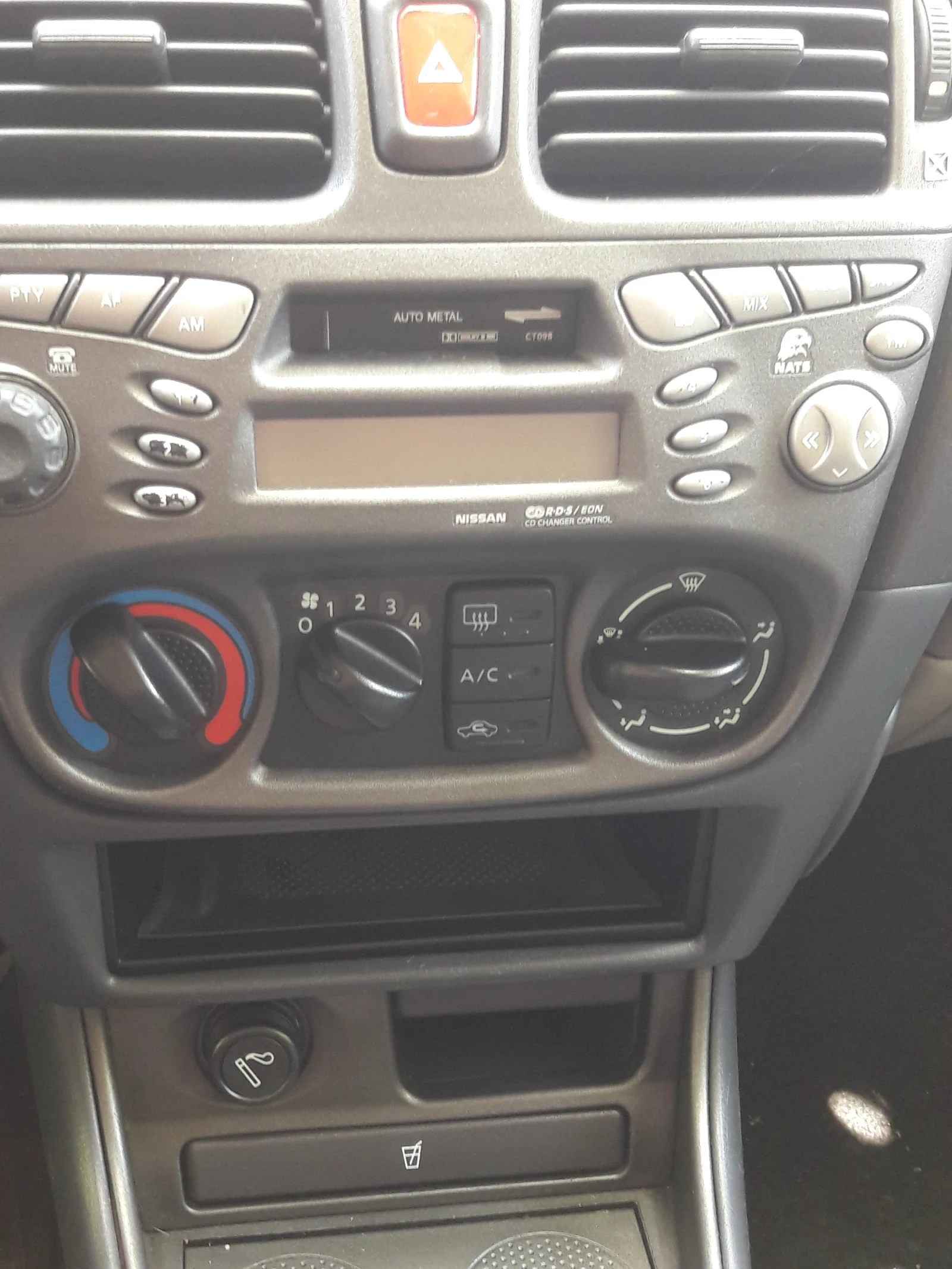 Nissan Almera 1.5 бензин, снимка 6 - Автомобили и джипове - 54734638