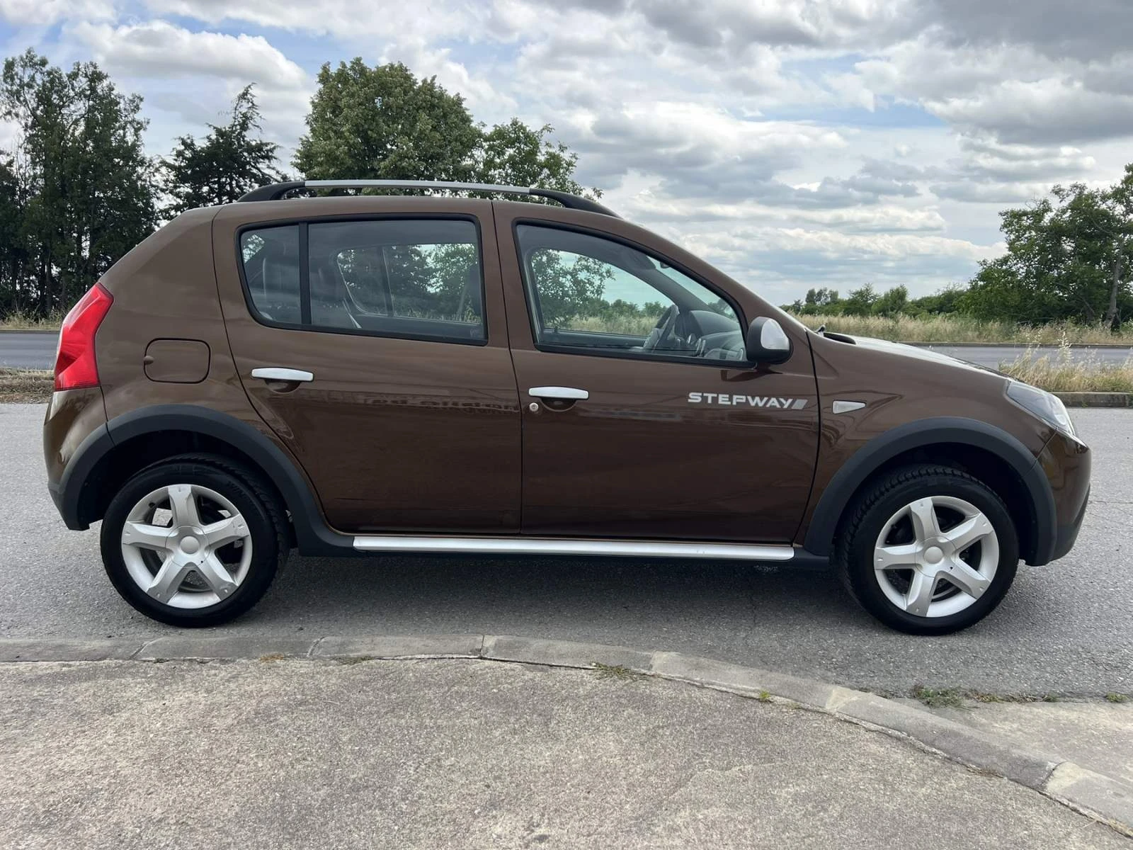 Dacia Sandero 1.6, снимка 4 - Автомобили и джипове - 54959548