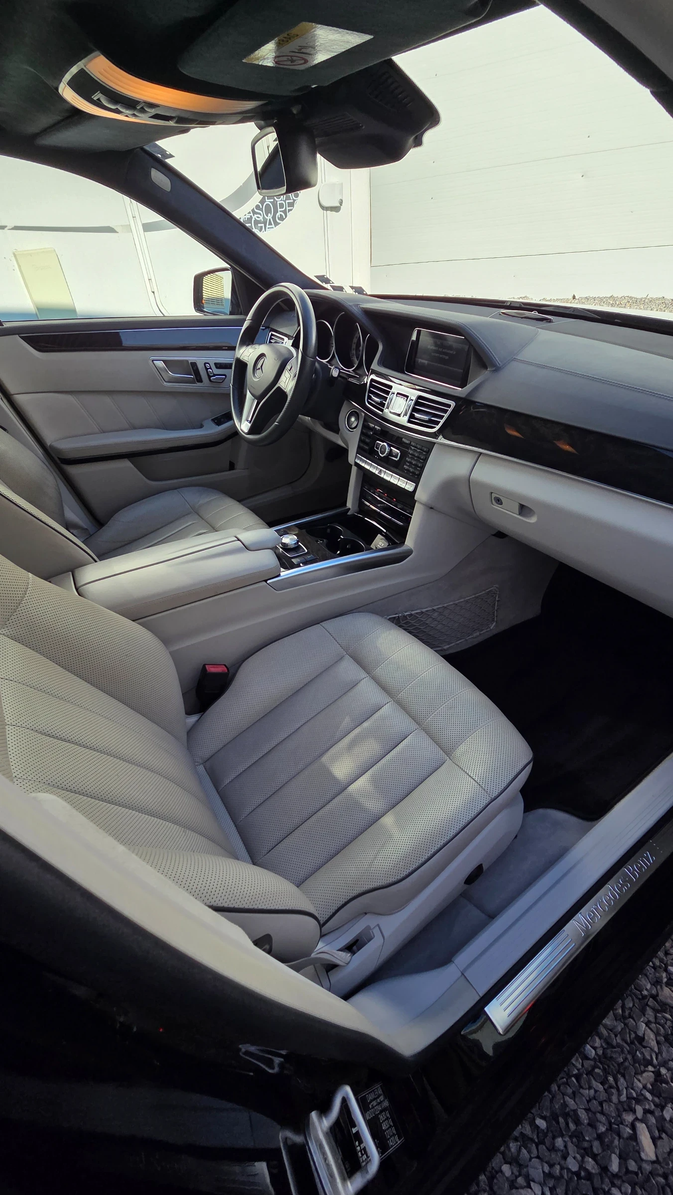 Mercedes-Benz E 350 4-Matic  Всички екстри за модела!, снимка 9 - Автомобили и джипове - 55228845
