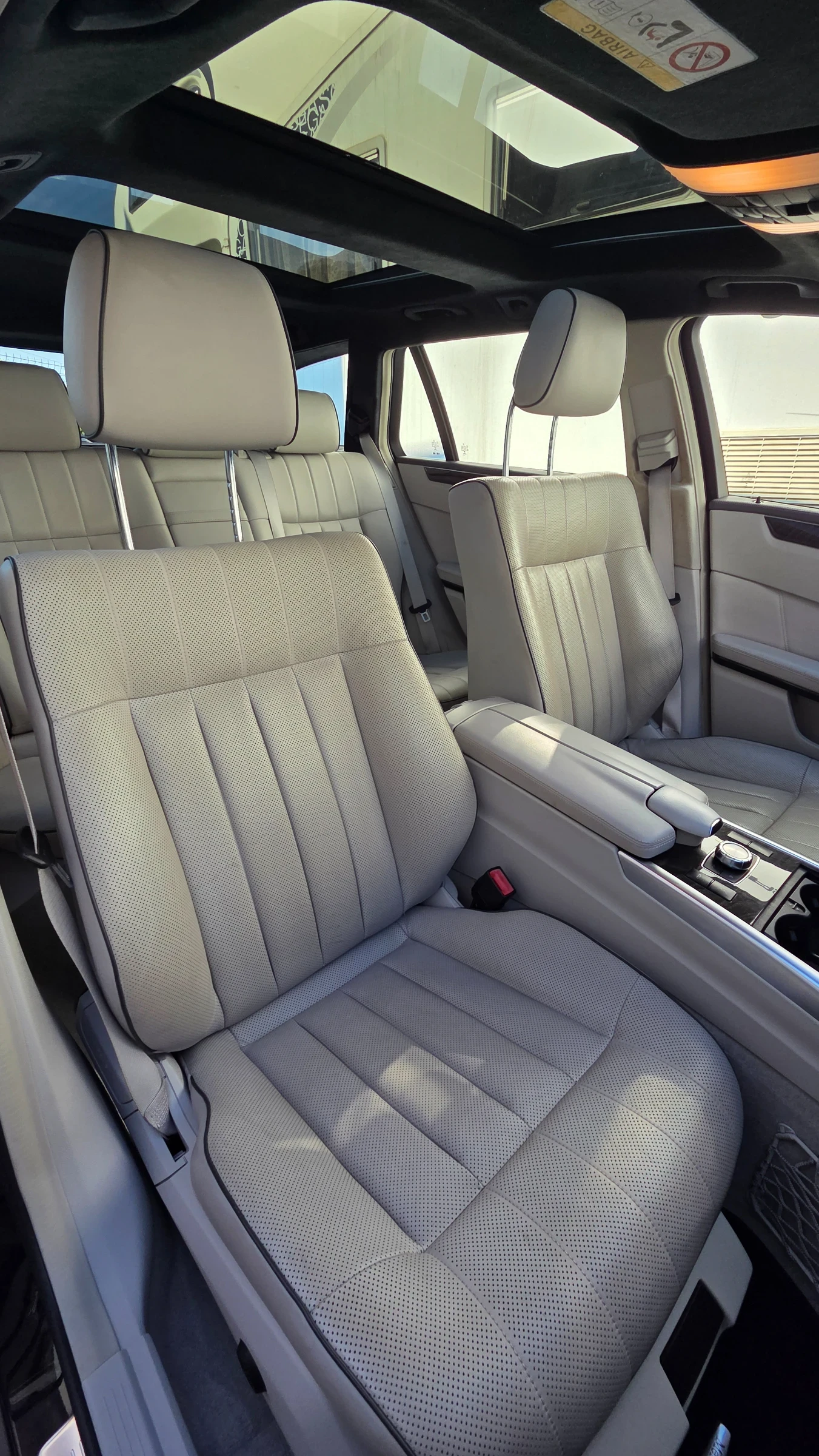 Mercedes-Benz E 350 4-Matic  Всички екстри за модела!, снимка 10 - Автомобили и джипове - 55228845