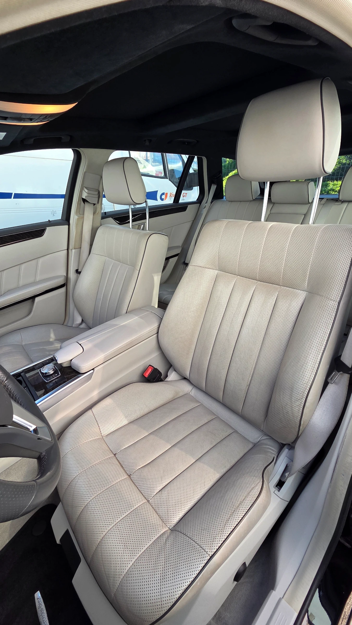 Mercedes-Benz E 350 4-Matic  Всички екстри за модела!, снимка 8 - Автомобили и джипове - 55228845