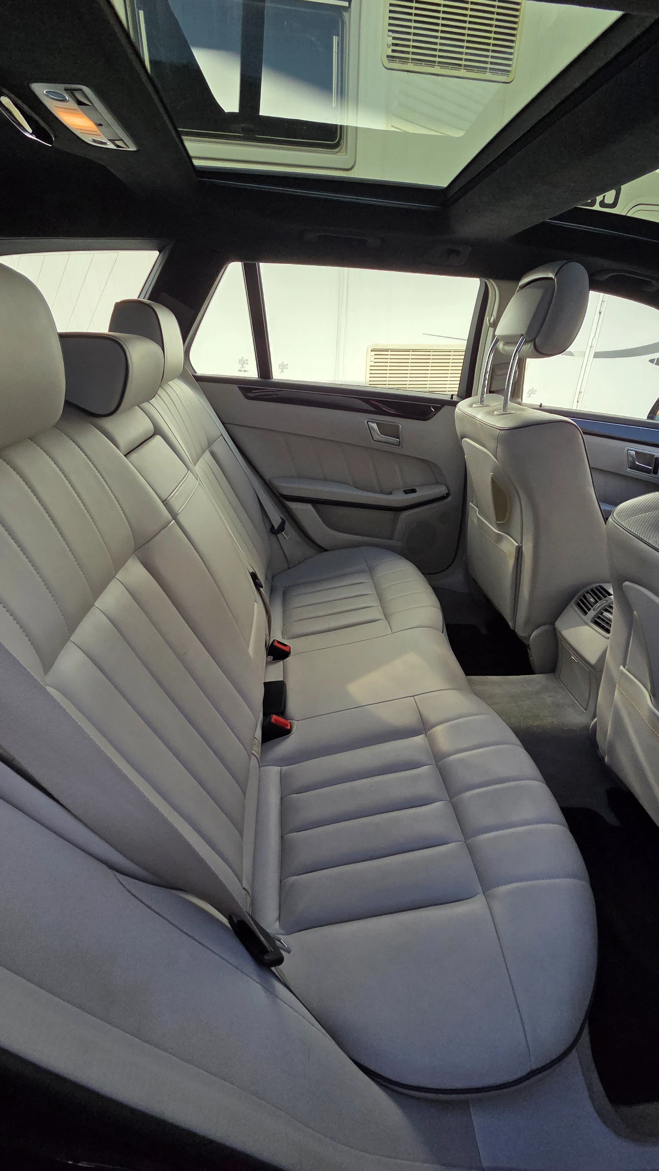 Mercedes-Benz E 350 4-Matic  Всички екстри за модела!, снимка 11 - Автомобили и джипове - 55228845