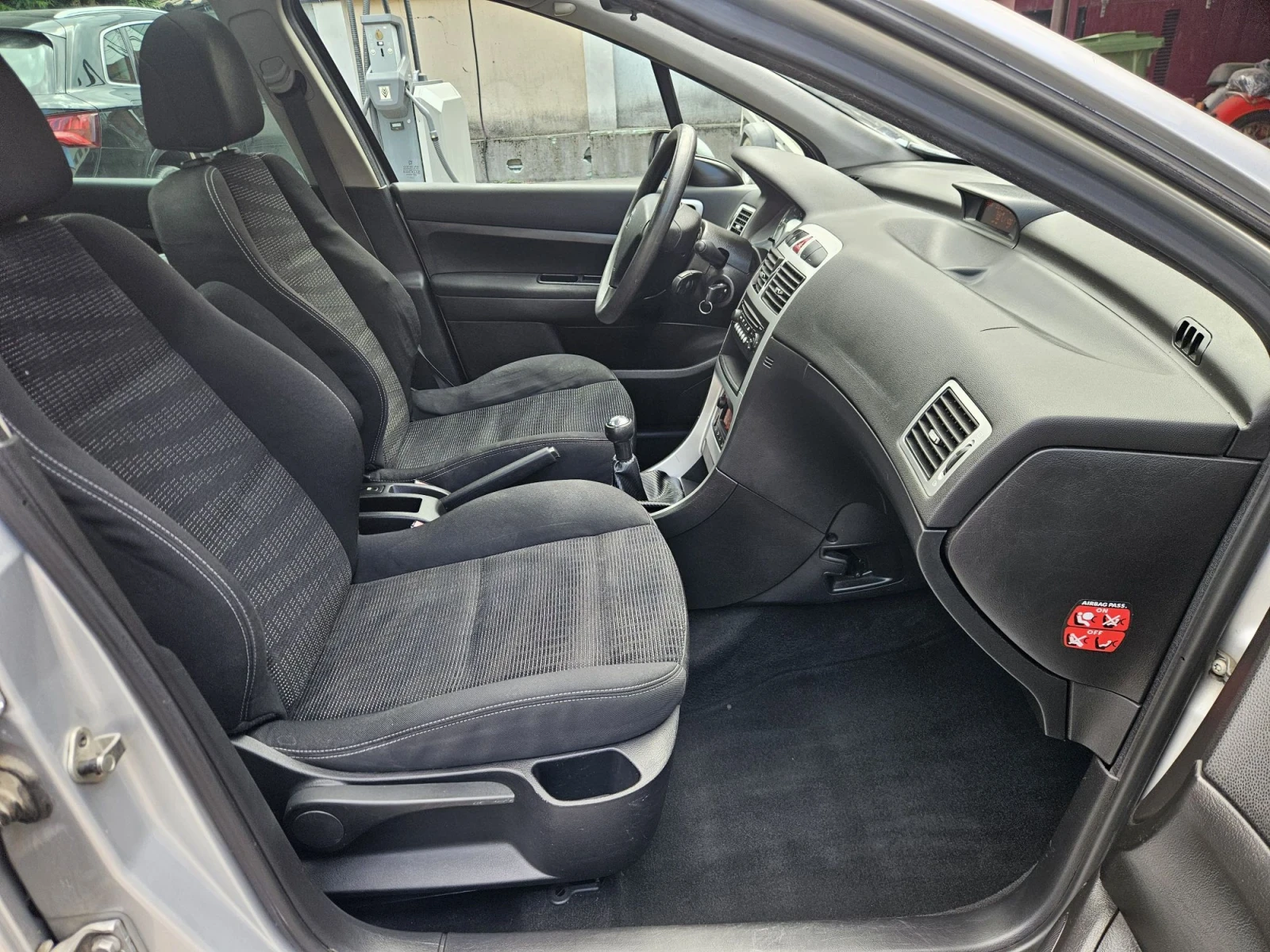 Peugeot 307 1.6 HDi 90кс. ОБСЛУЖЕНА! , снимка 12 - Автомобили и джипове - 56169124