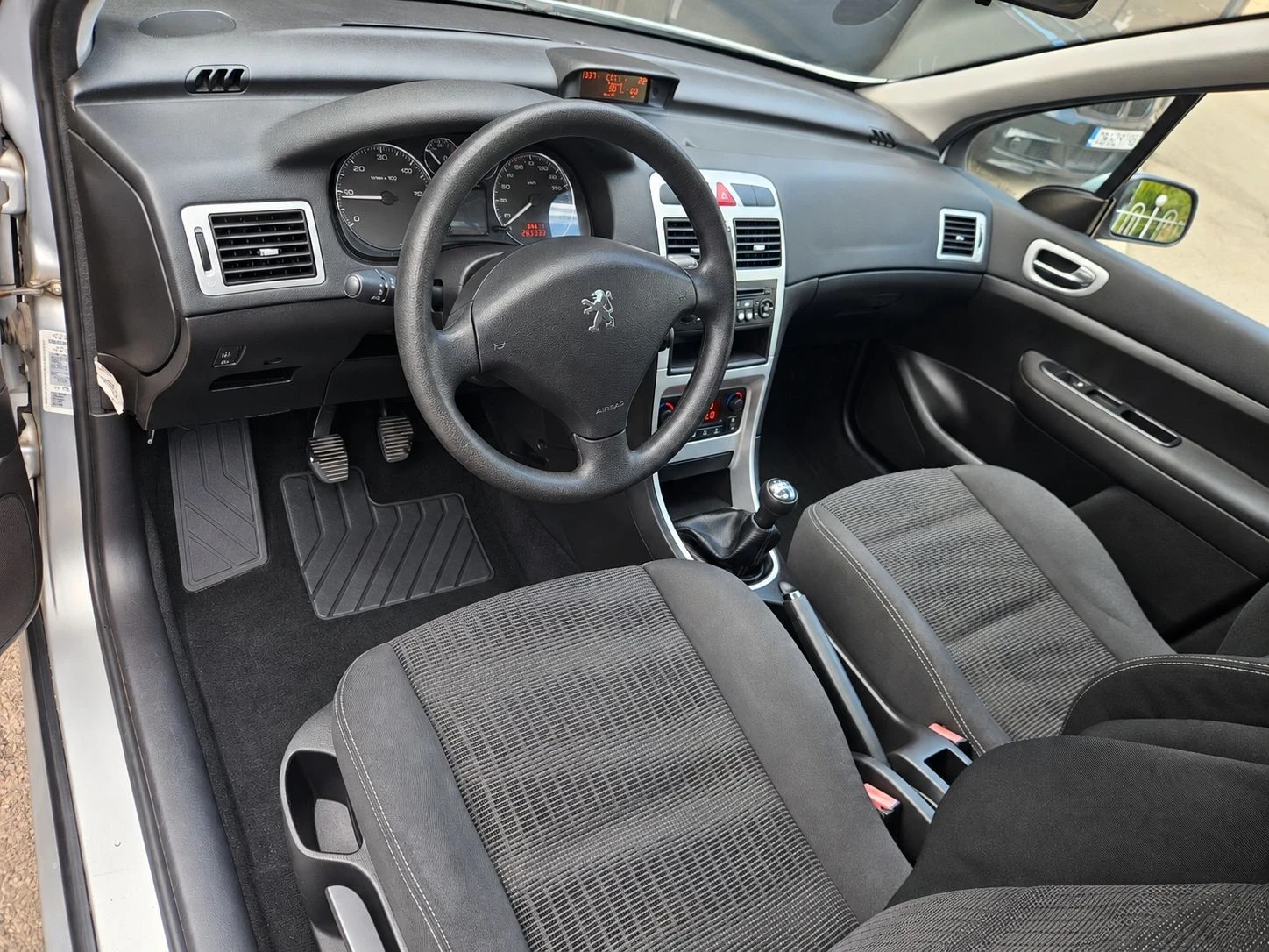 Peugeot 307 1.6 HDi 90кс. ОБСЛУЖЕНА! , снимка 10 - Автомобили и джипове - 56169124
