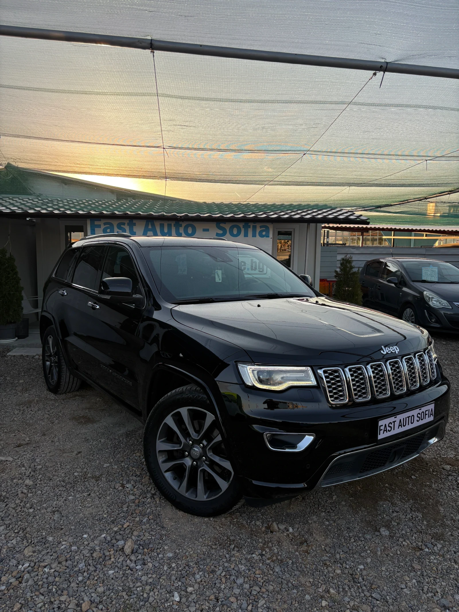 Jeep Grand cherokee 3.0CRD* 4x4* Overland* Panorama* Distronic* Full* , снимка 3 - Автомобили и джипове - 54737342