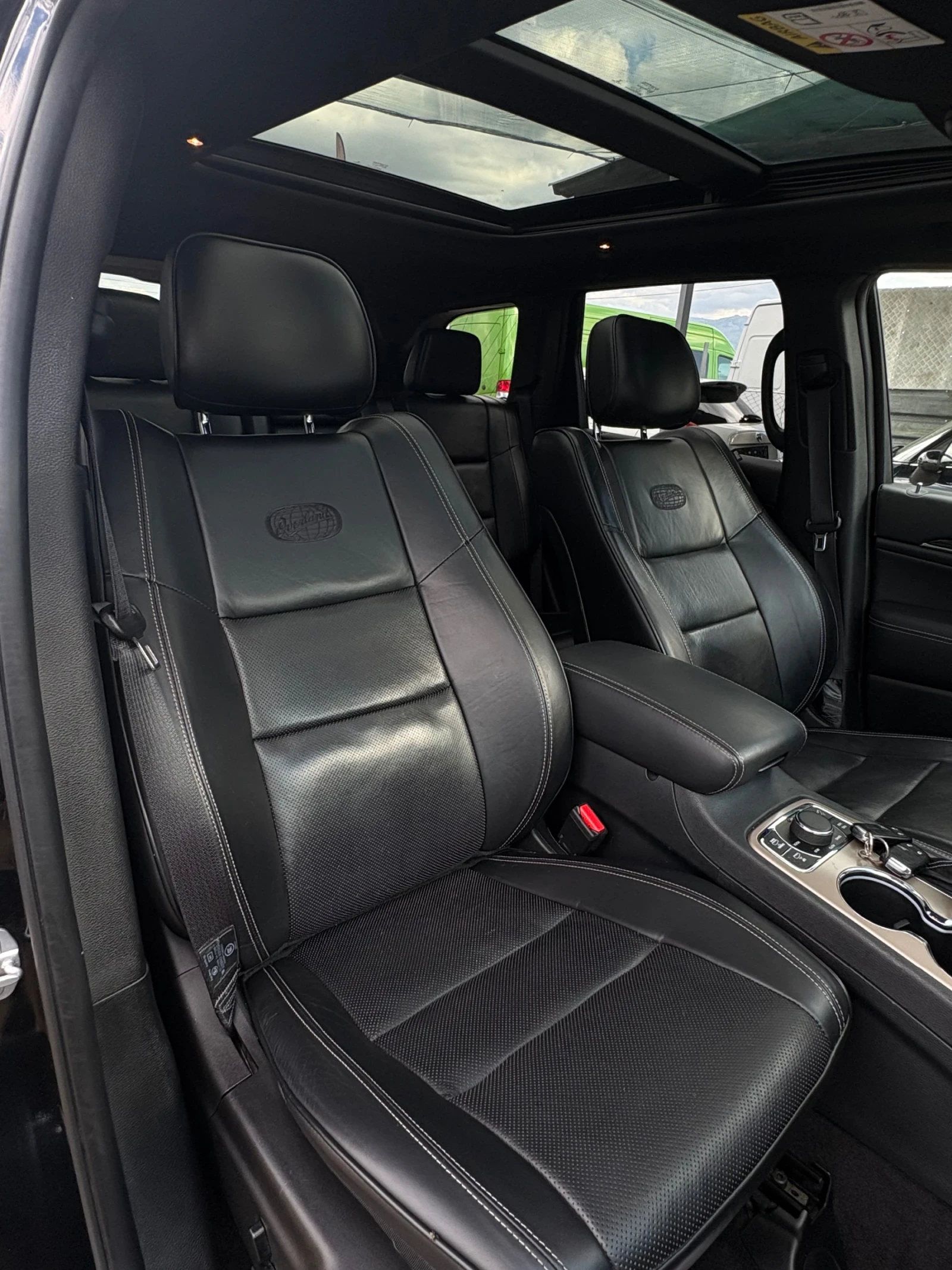 Jeep Grand cherokee 3.0CRD* 4x4* Overland* Panorama* Distronic* Full* , снимка 10 - Автомобили и джипове - 54737342