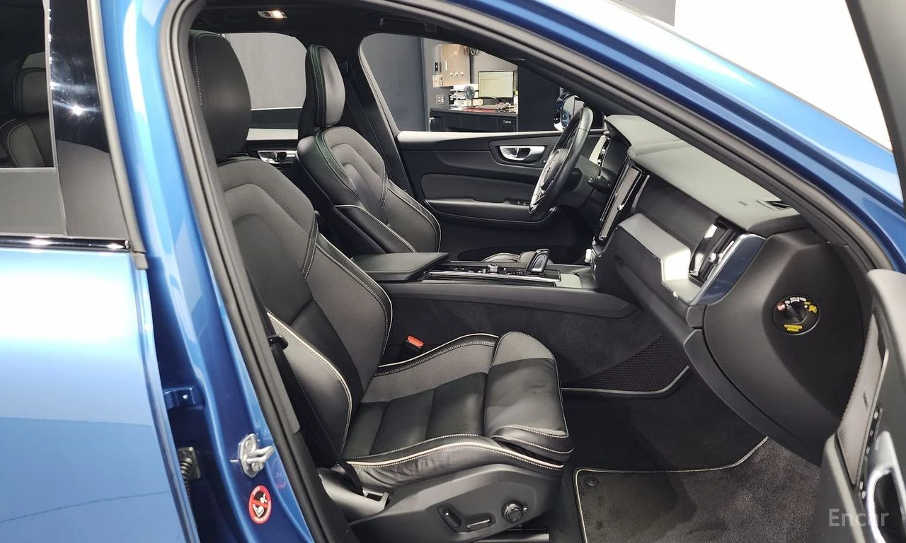 Volvo XC60 T8* R* DESIGN* HYBRID* ХЕДЪП* ДИСТРОНИК* САМОПАРКИ, снимка 14 - Автомобили и джипове - 55012136