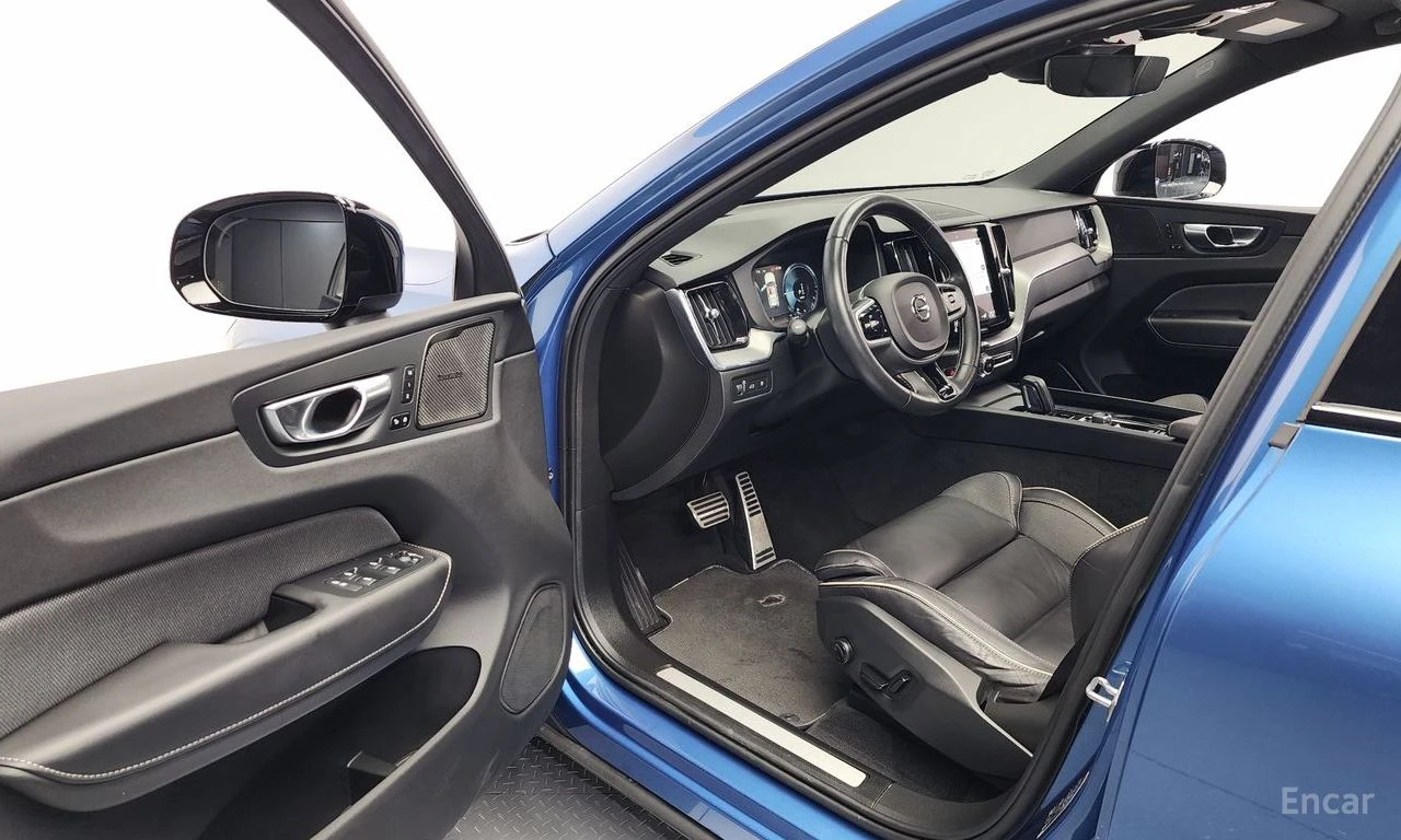 Volvo XC60 T8* R* DESIGN* HYBRID* ХЕДЪП* ДИСТРОНИК* САМОПАРКИ, снимка 5 - Автомобили и джипове - 55012136
