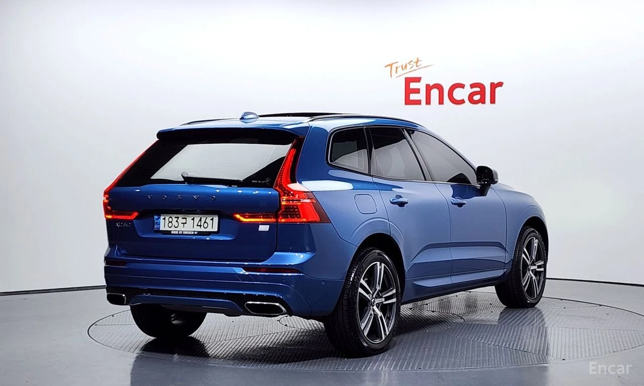 Volvo XC60 T8* R* DESIGN* HYBRID* ХЕДЪП* ДИСТРОНИК* САМОПАРКИ, снимка 2 - Автомобили и джипове - 55012136