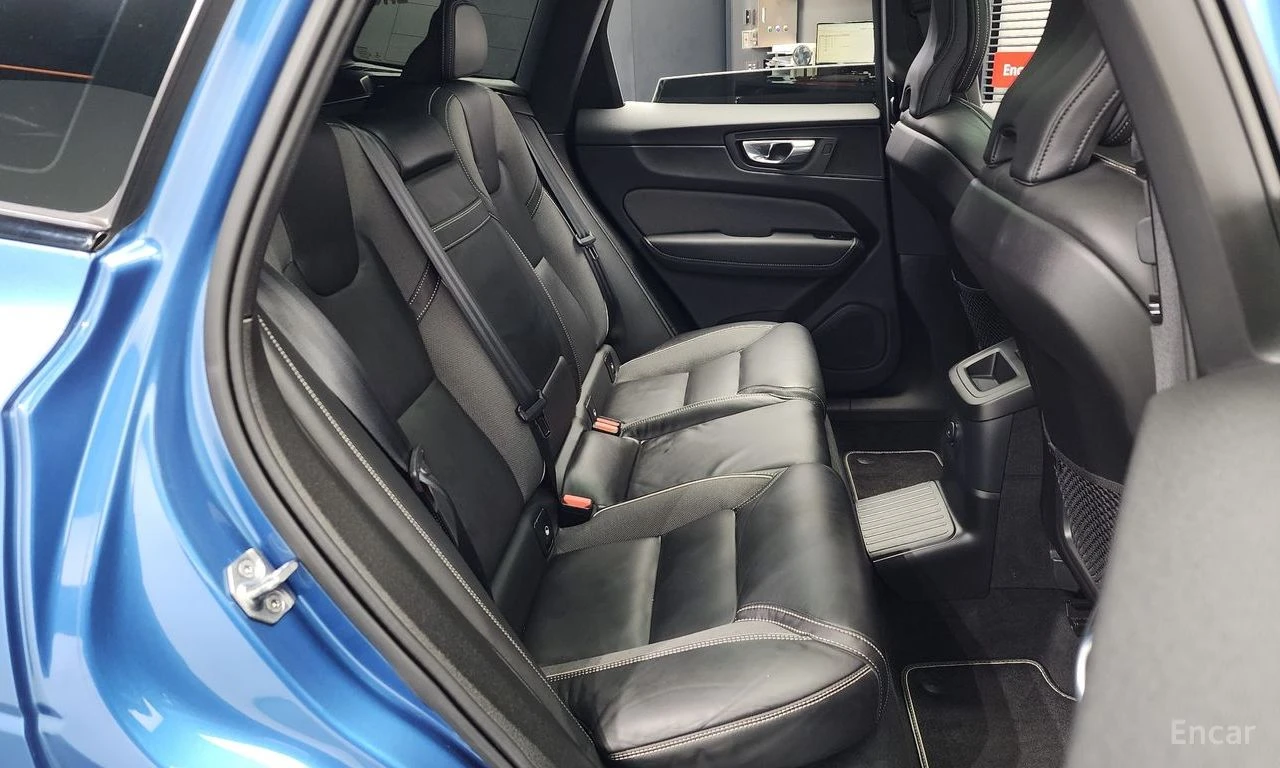 Volvo XC60 T8* R* DESIGN* HYBRID* ХЕДЪП* ДИСТРОНИК* САМОПАРКИ, снимка 15 - Автомобили и джипове - 55012136