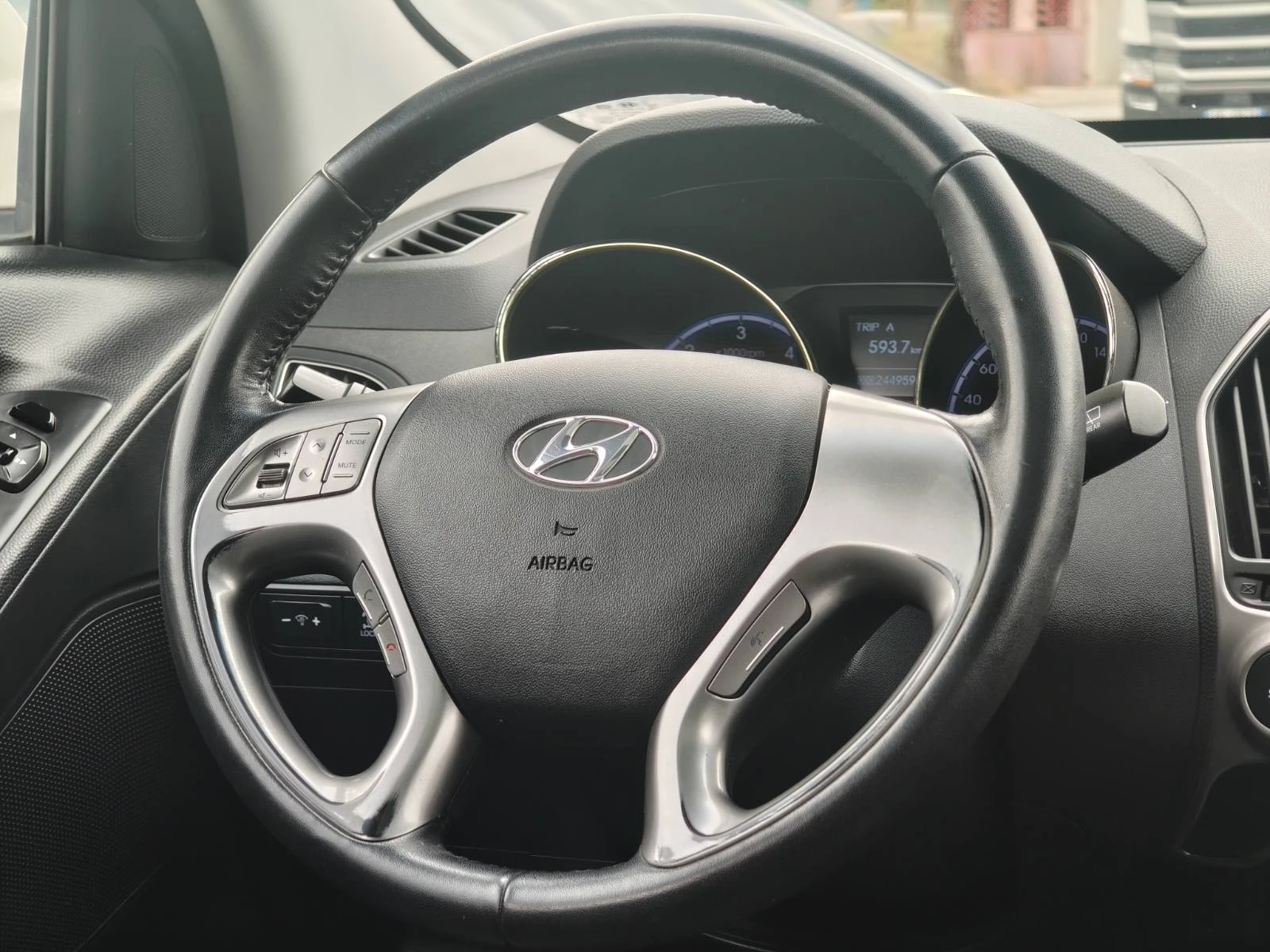 Hyundai Tucson 2.0 CRDI 4WD-РЕАЛНИ КМ!, снимка 7 - Автомобили и джипове - 56092965