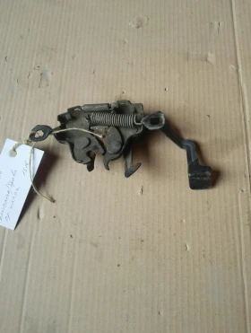 Ключалка (брава) преден капак Нисан Терано 99г.