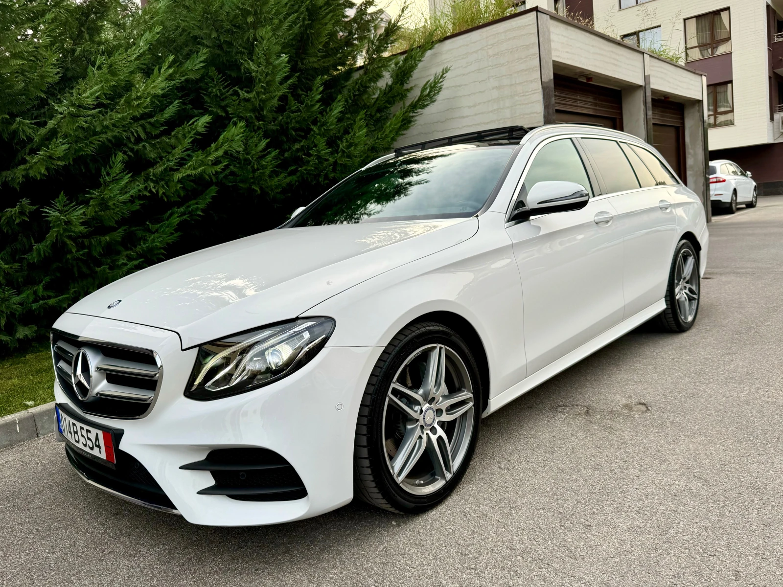 Mercedes-Benz E 220 CDI 4-MATIC AMG STYLE PANORAMA PODGREV 2019 - [1] 