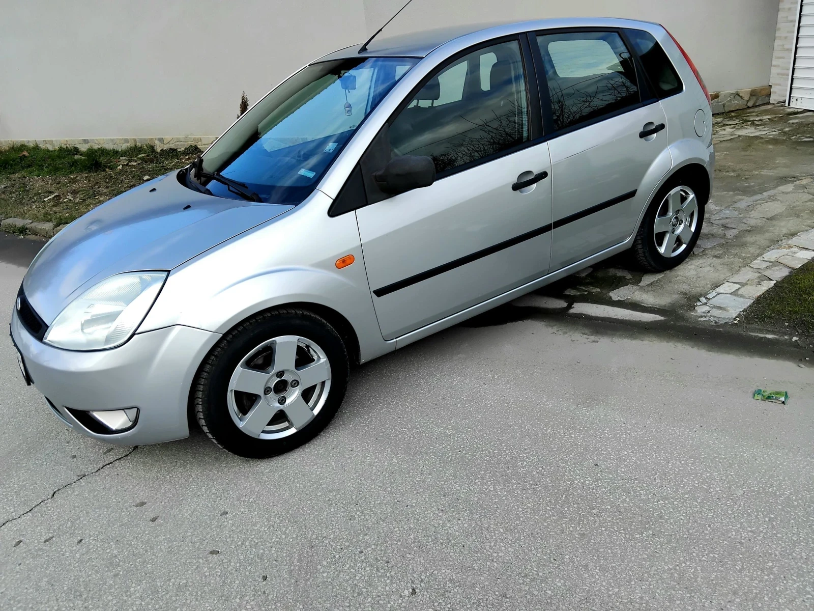 Ford Fiesta 1.4i.80k + КЛИМА + ГАЗОВ ИНЖЕКЦИОН , снимка 2 - Автомобили и джипове - 53746150