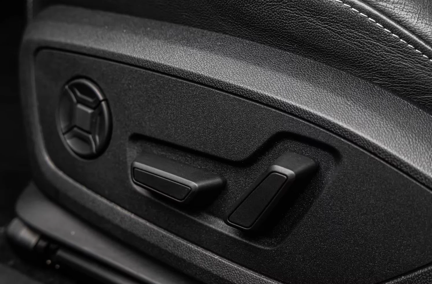 Audi Q4 45e-TRON/265HP/BLACK/PANO/HUD/CAM/MEMO/H.PUMP/912g, снимка 15 - Автомобили и джипове - 53812711