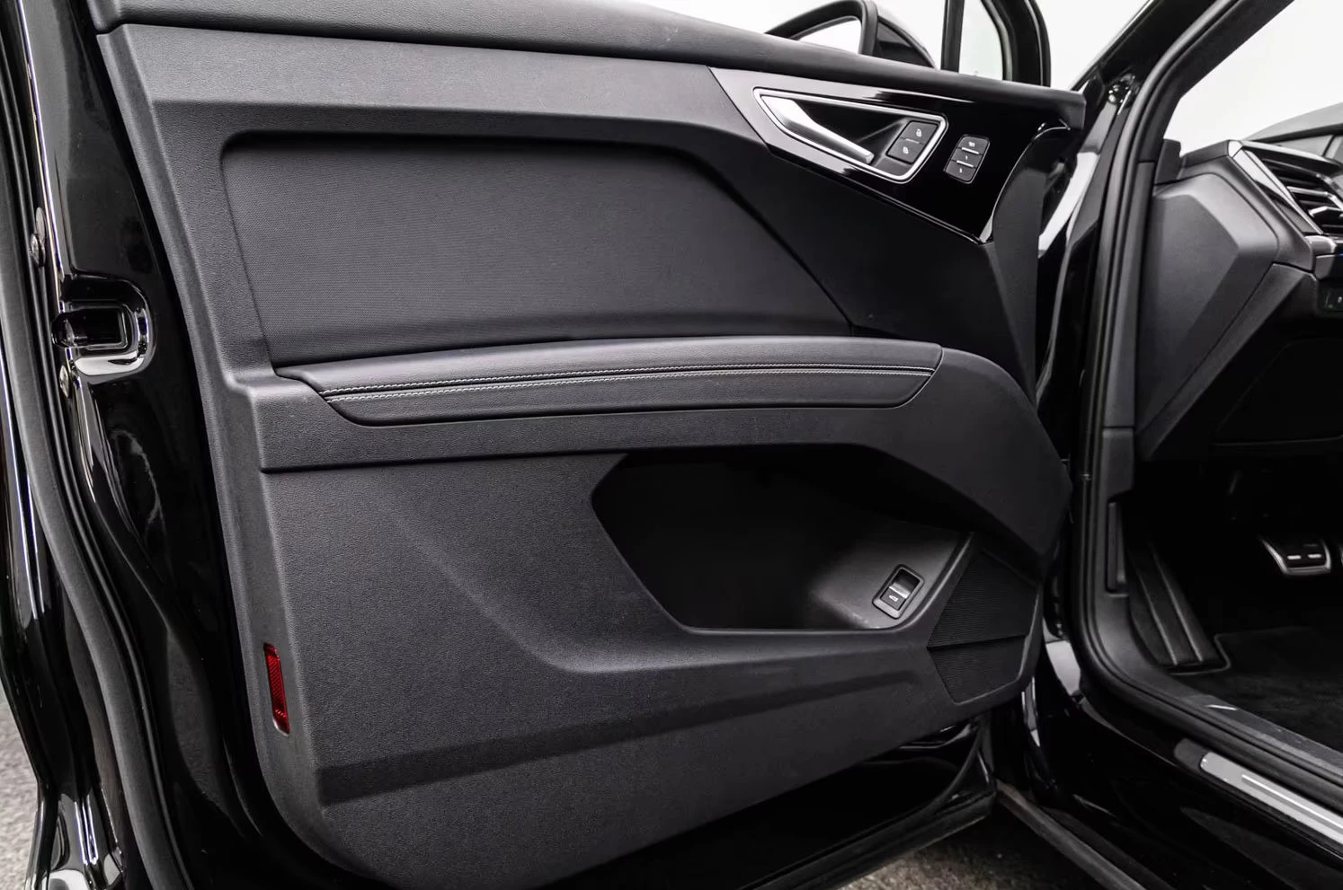 Audi Q4 45e-TRON/265HP/BLACK/PANO/HUD/CAM/MEMO/H.PUMP/912g, снимка 14 - Автомобили и джипове - 53812711