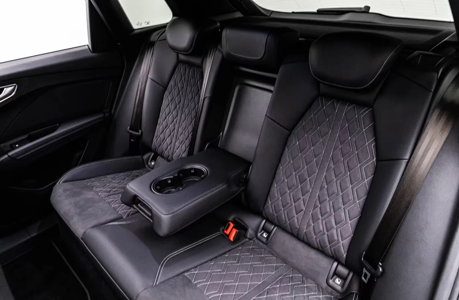 Audi Q4 45e-TRON/265HP/BLACK/PANO/HUD/CAM/MEMO/H.PUMP/912g, снимка 16 - Автомобили и джипове - 53812711