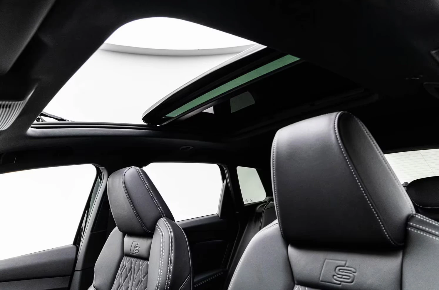 Audi Q4 45e-TRON/265HP/BLACK/PANO/HUD/CAM/MEMO/H.PUMP/912g, снимка 7 - Автомобили и джипове - 53812711