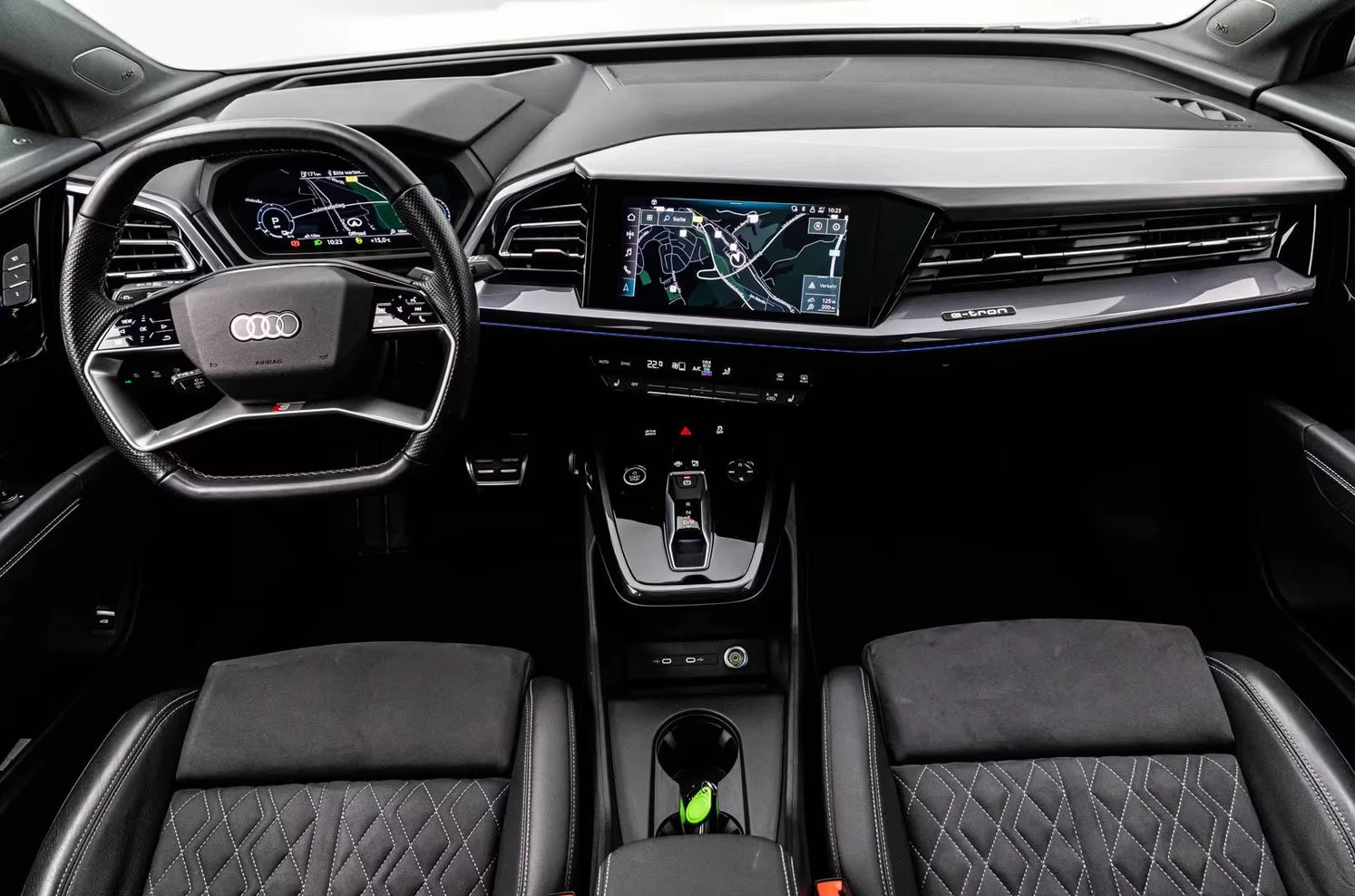 Audi Q4 45e-TRON/265HP/BLACK/PANO/HUD/CAM/MEMO/H.PUMP/912g, снимка 9 - Автомобили и джипове - 53812711